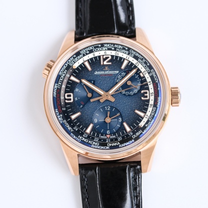 積家 北宸系列  Geographic WT“全球限量版”地理學家世界時腕表採用藍黑漸變色與全黑色錶盤 腕表的凸緣顯示全球24個時區 成為行動派男士旅行期間的可靠搭檔 佩戴者可透過10時位置的表冠設定 尺寸43mm表殼 316L鋼殼 搭配拱“鍋蓋”鏡面 採用亞洲機芯復刻版：936A/1自動上鏈 技術無與倫比 城市名部分以乳白色為基底 2時位置的日曆顯示 6時位置的第二時區顯示和10時位置的動力儲存顯示副錶盤飾以太陽放射狀飾紋 進口牛皮 升級版原裝折疊扣 SJ精緻推薦男士多功能機械腕表