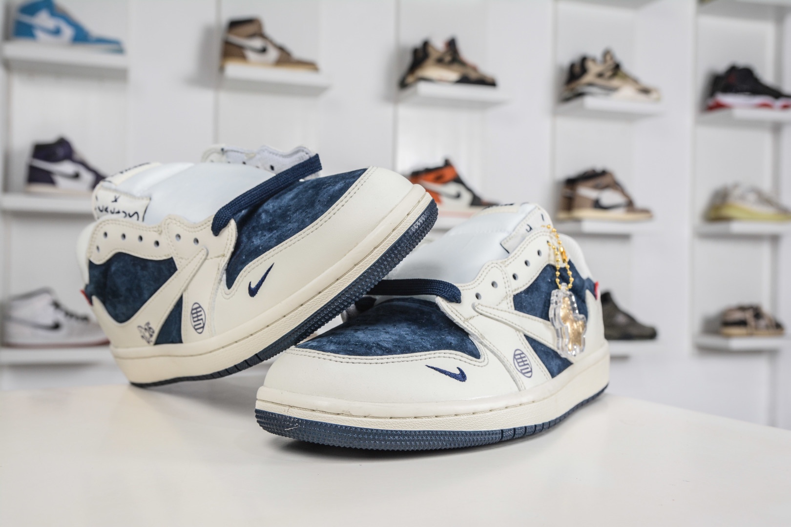 The North Face x Supreme x Travis Scott x Air Jordan 1 Low喬丹1代低幫倒鈎北面Sup馬年限定聯名-白深藍  定制配色 
貨號:DM7866 125
SIZE：36 36.5 37.5 38 38.5 39 40 40.5 41 42 42.5 43 44 44.5 45