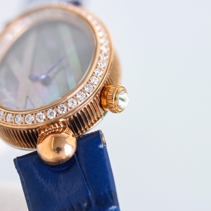 AW廠出品。那不勒斯王后系列REINE DE NAPLES[色]高品質女士瑞士石英機芯女表、
圓弧形的錶盤採用閃閃發光的白色天然母貝製成，錶盤上的羅馬數字“XII”則採用白色天然母貝製成，以細木鑲嵌工藝固定於錶盤之上。母貝材質脆弱易碎，因此在細木鑲嵌工藝中尤為棘手，可謂名副符其實的傑作。