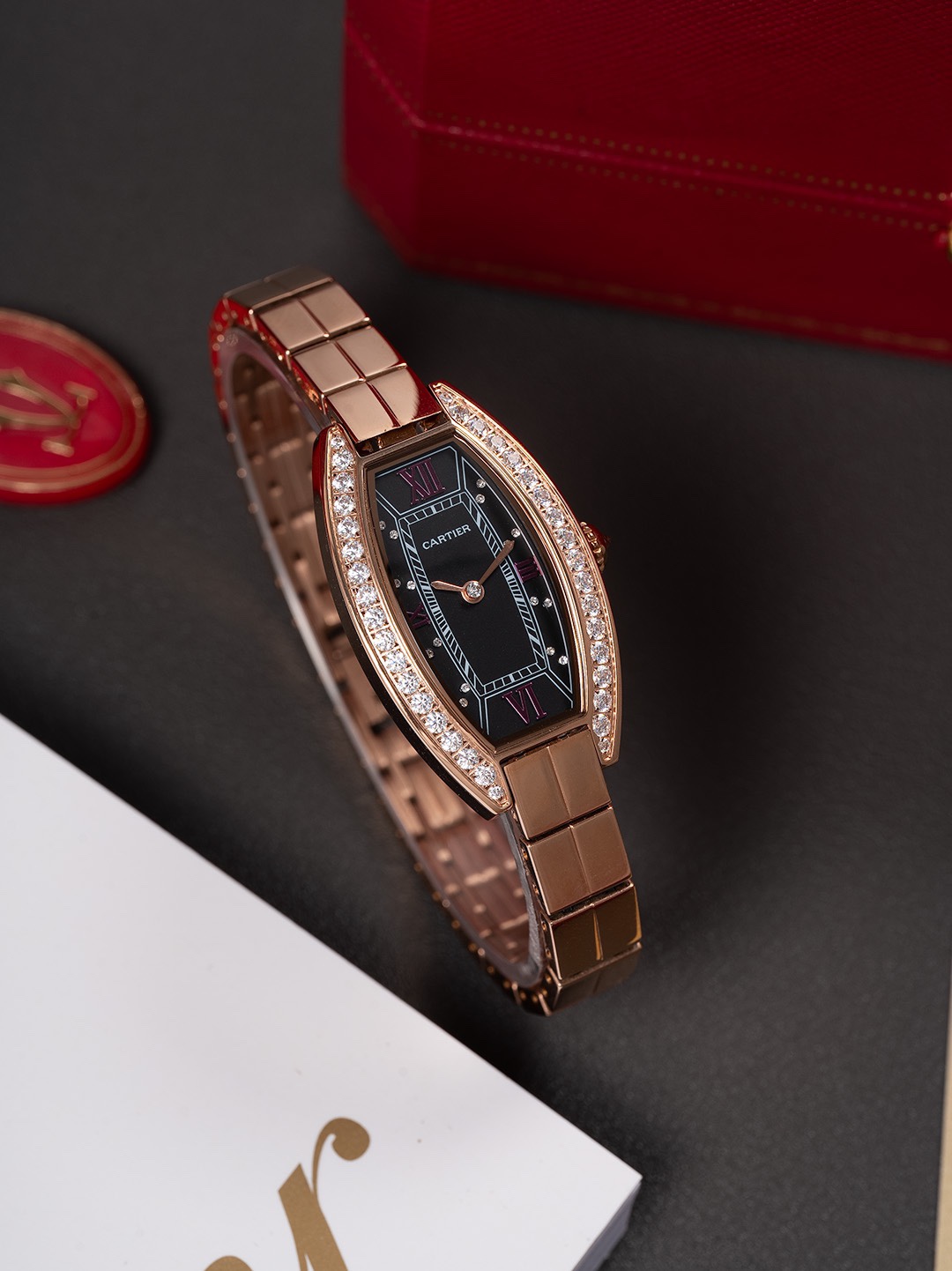 全面升級版到貨，金銀同價🔺卡地亞🔻Cartier酒桶奢華腕表,引領風格,超越時代,設計與精湛的非凡工藝,倍受各界潮流高貴的青睞,該腕表採用手鍊以及腕表兩種不同藝術風格完美融合！盡顯柔美優雅魅力，成為卡地亞典範之作！迷你表款，升級精裝C1Ct163進口瑞士石英機芯。精鋼表殼和錶鏈。表冠鑲嵌一顆白色合成尖晶石。鍍銀錶盤，劍形藍鋼指針！尺寸：23mmX30mm，升級內容如下，機芯精簡版C1Ct163正式面世