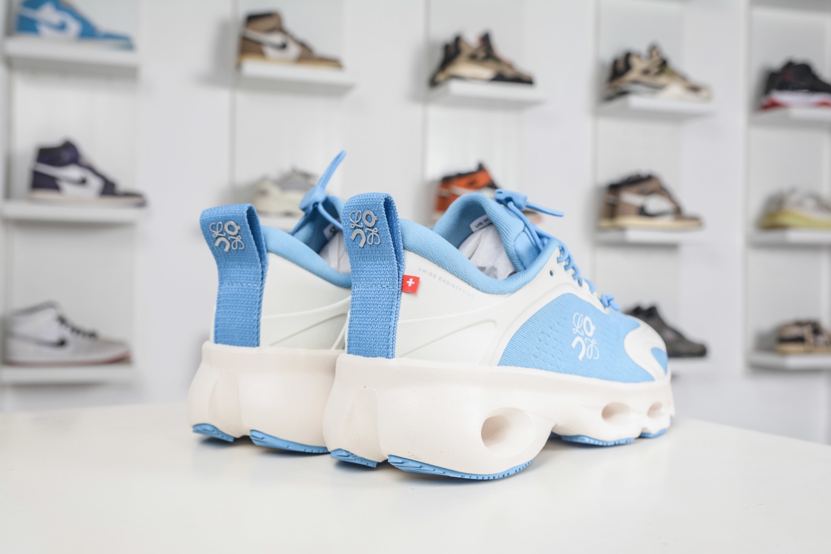 LOEWE羅意威 x ON昂跑 聯名款 Cloudsolo 
貨號: 3WF30604608
尺碼：36 36.5 37 37.5 38 38.5 39 40 40.5 41 42 42.5 43 44 44.5 45 46（真半碼）