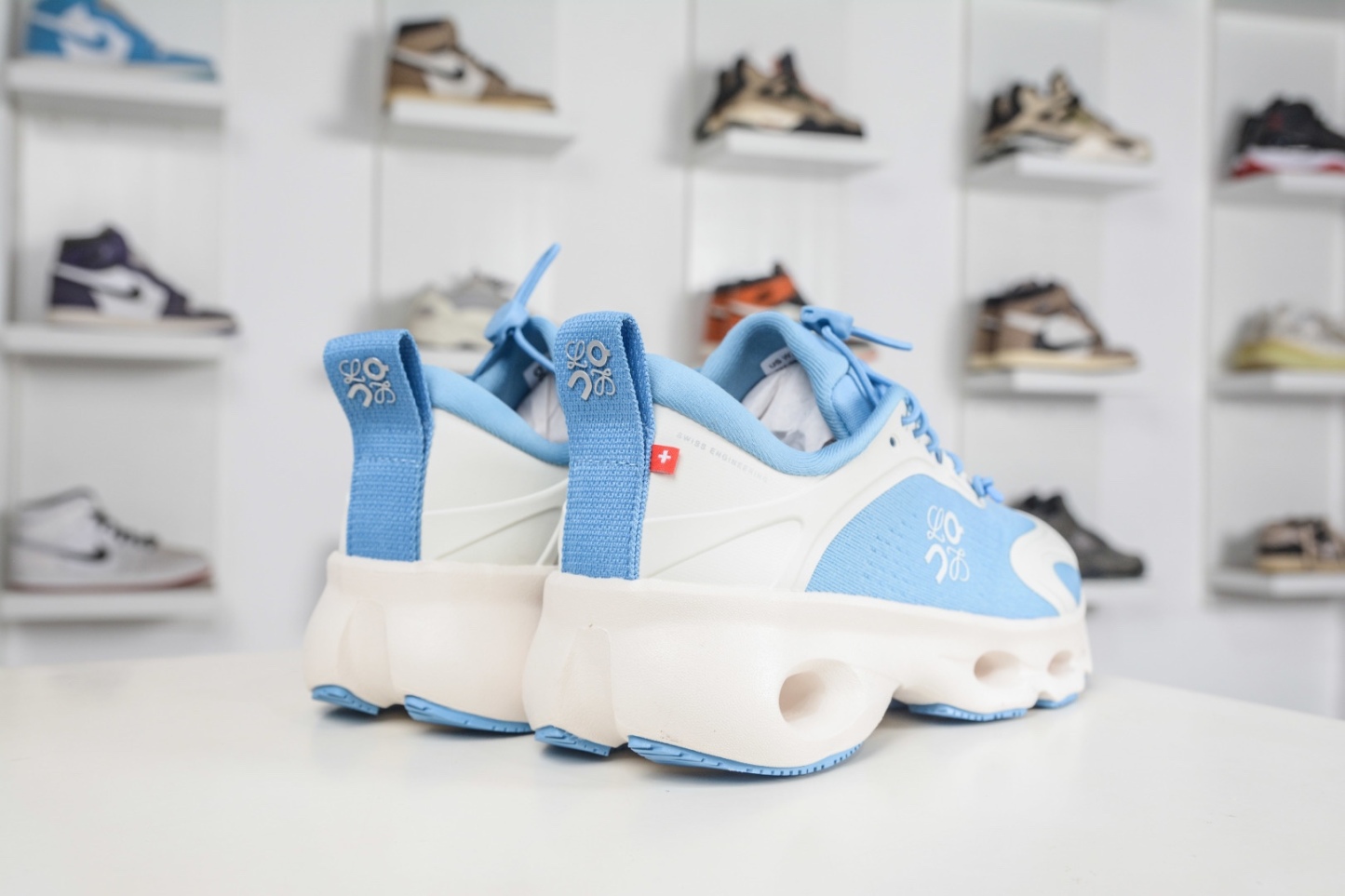 LOEWE羅意威 x ON昂跑 聯名款 Cloudsolo 
貨號: 3WF30604608
尺碼：36 36.5 37 37.5 38 38.5 39 40 40.5 41 42 42.5 43 44 44.5 45 46（真半碼）