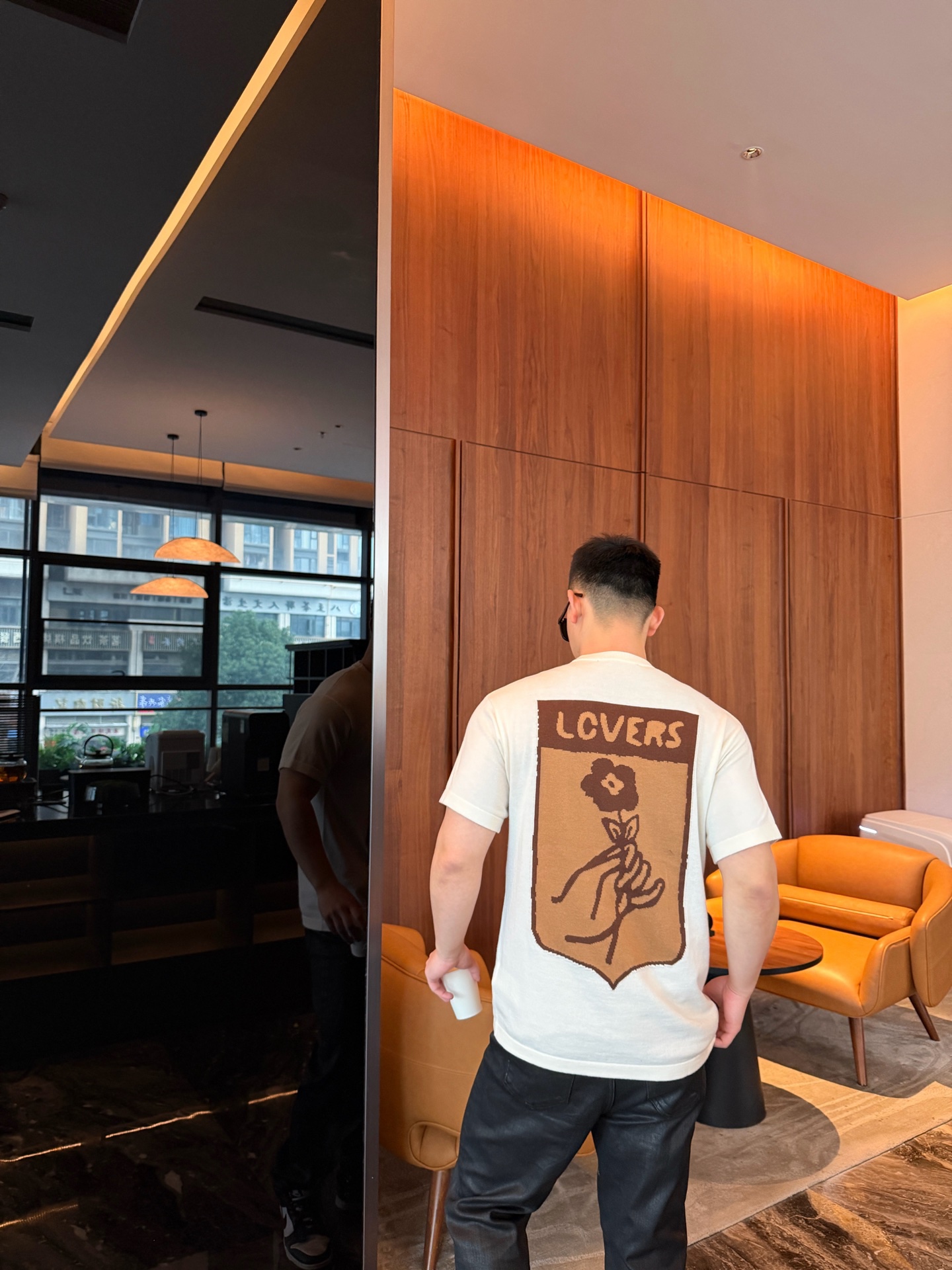 🔝LOUIS VUITTON LV 皮箱幾何圖針織短袖T恤
定織雲柔密紡棉針織料，嵌花提花織法，精細編織不僅確保了圖案的清晰度，還大大增強了織物的耐用性，成衣洗水加軟去味工藝，通過專業的洗滌設備和特定的洗滌劑，對衣物進行深度清潔和去味處理，改善衣物的手感和外觀，寬松版型
B Size：S-XL