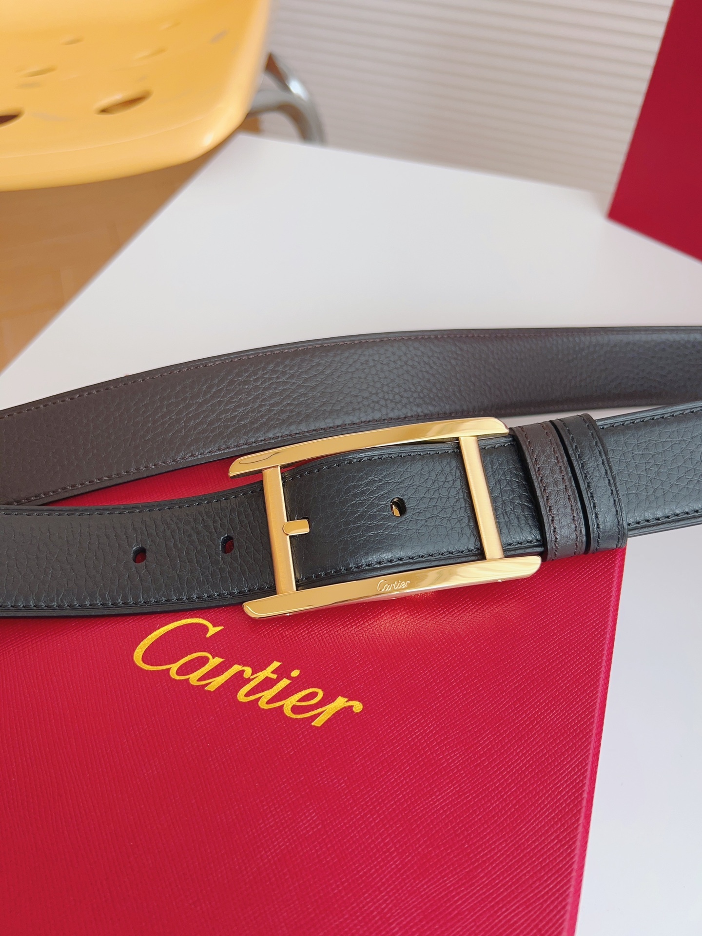 
Cartier（卡地亞）憑借匠心傑作展現與眾不同的美感，融合精湛工藝與經典設計，演繹雋永風格；瀟灑不羈，果敢獨立！此款式易搭配服飾；休閒正裝兩相宜。皮帶寬度：35mm