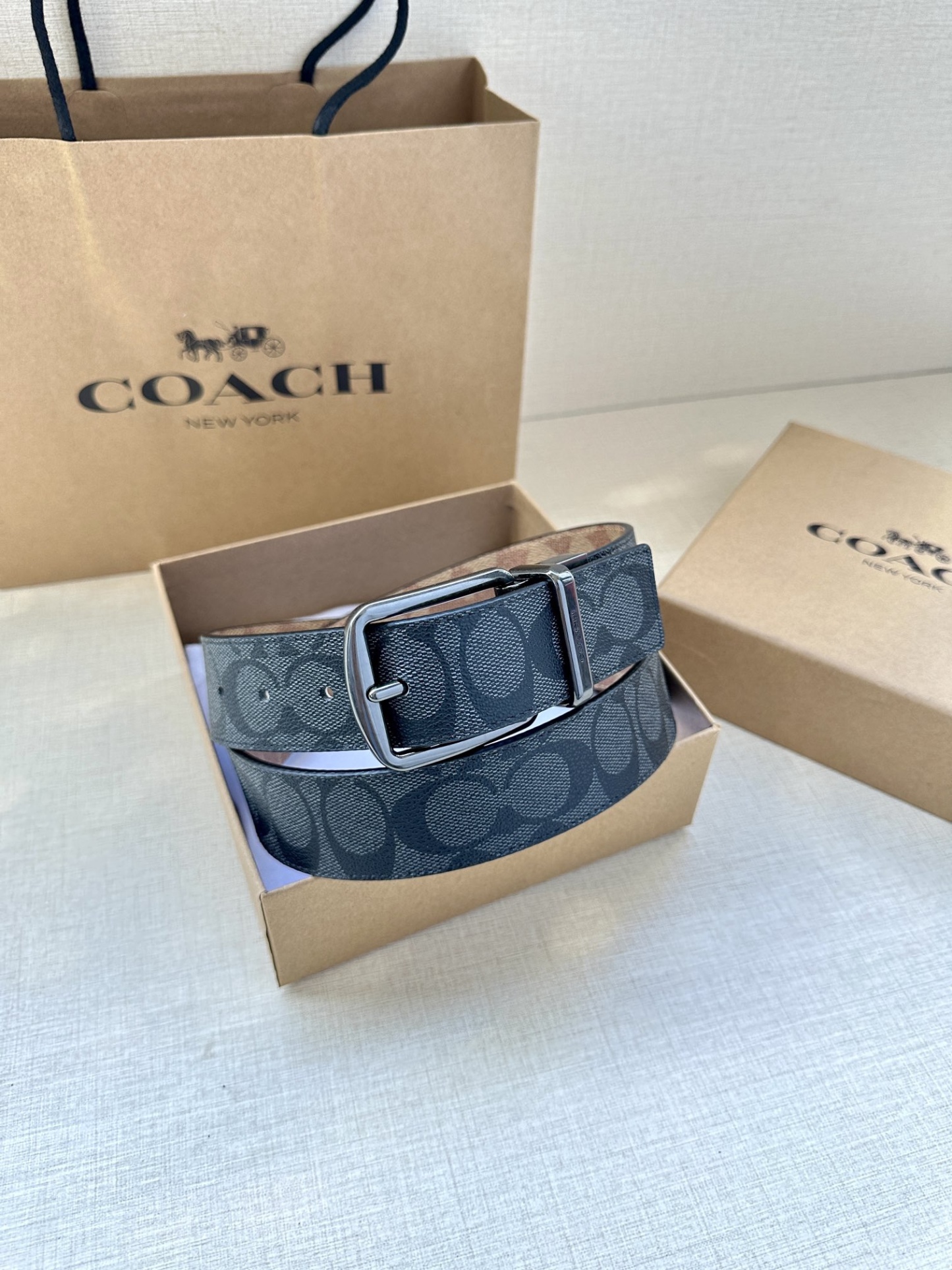 3.7cm（寬）COACH  這款雙面腰帶採用運動小牛皮製作，配有經典標誌帶扣，一款產品，兩種外觀。其合身度可個性定制，可用剪刀進行剪裁。
SAZ
D45
SMM
運動小牛皮
可裁剪
雙面
