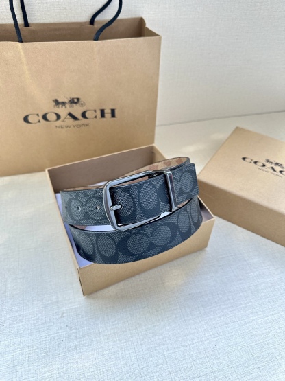 3.7cm（寬）COACH  這款雙面腰帶採用運動小牛皮製作，配有經典標誌帶扣，一款產品，兩種外觀。其合身度可個性定制，可用剪刀進行剪裁。
SAZ
D45
SMM
運動小牛皮
可裁剪
雙面
