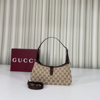 Gucci by Demna新系列，把Gucci的復古奢華玩出了新高度，新品的每一處細節都透著設計師的巧思，經典元素被重新演繹後更具辨識度，從日常腋下包到晚宴流蘇包，風格跨度大卻又統一得很高級。款號863137杏棕，尺寸27X13X6