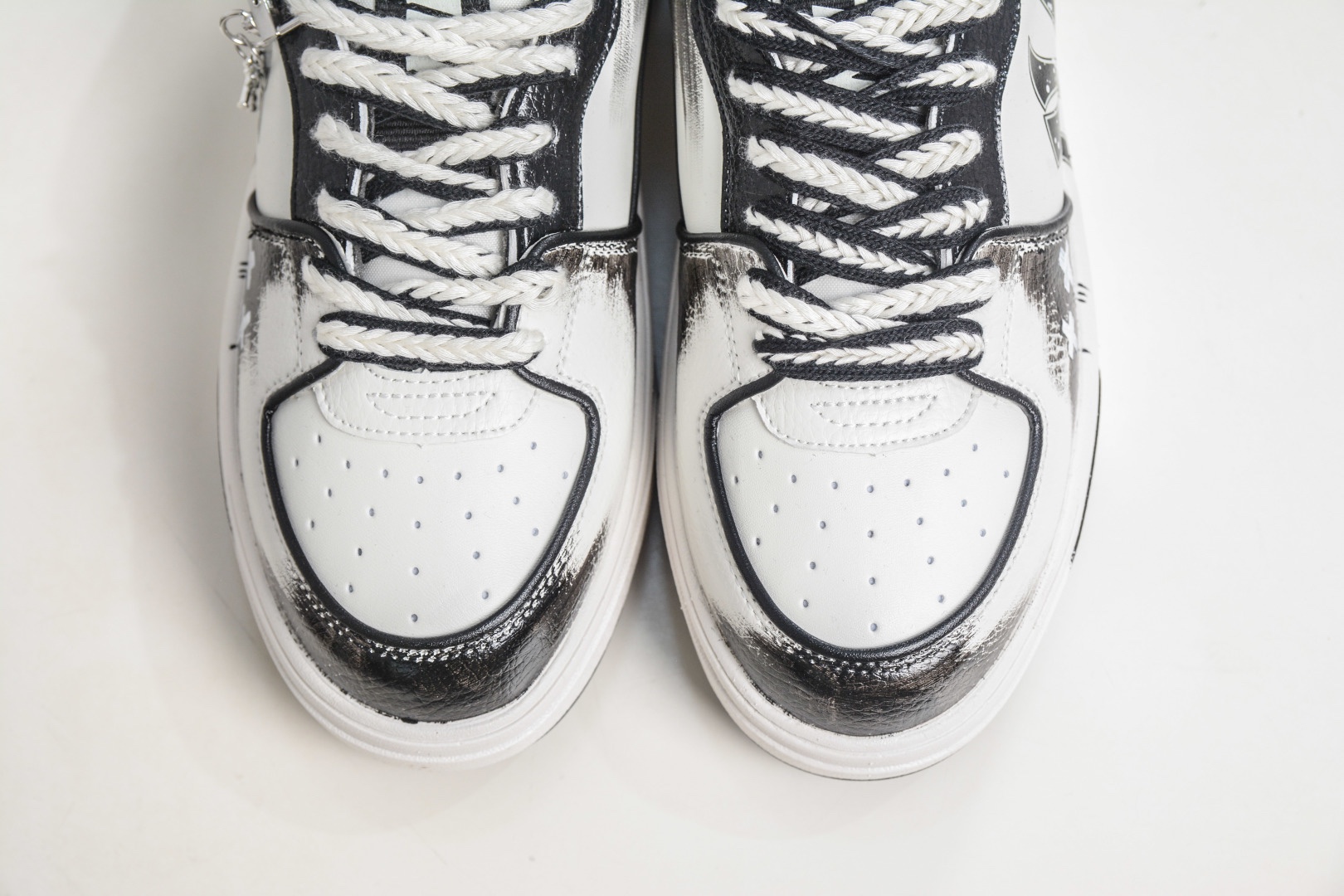 MLB Chunky Liner 黑白暗繪 塗鴉定制配色學長鞋系列低幫老爹風輕量增高厚底百搭休閒運動慢跑鞋 
貨號：3ASXCA12N 50WHS
尺碼：36 36.5 37.5 38 38.5 39 40 40.5 41 42 42.5 43 44 44.5 45