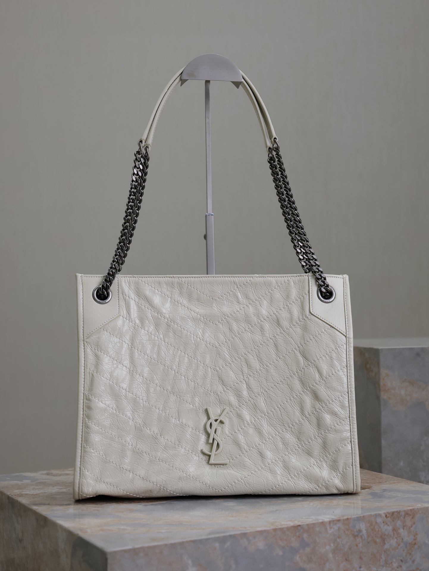 奶白·
Niki shopping bag_
意大利進口抓皺油蠟牛皮，五金是全牛皮包裹，工藝十分精湛！包袋中間有磁吸扣，保障了包包使用的安全性；內里有一拉鍊隔層及敞口插槽設計可放手機及零錢卡片，方便拿取，不會出現因為是大包而出現找不到東西的情況；包包自重非常輕，容量又足夠大，公文包、旅行包、購物袋、媽媽包隨意切換，實用性爆表！
型號：577999
尺寸：33x27x11.5cm