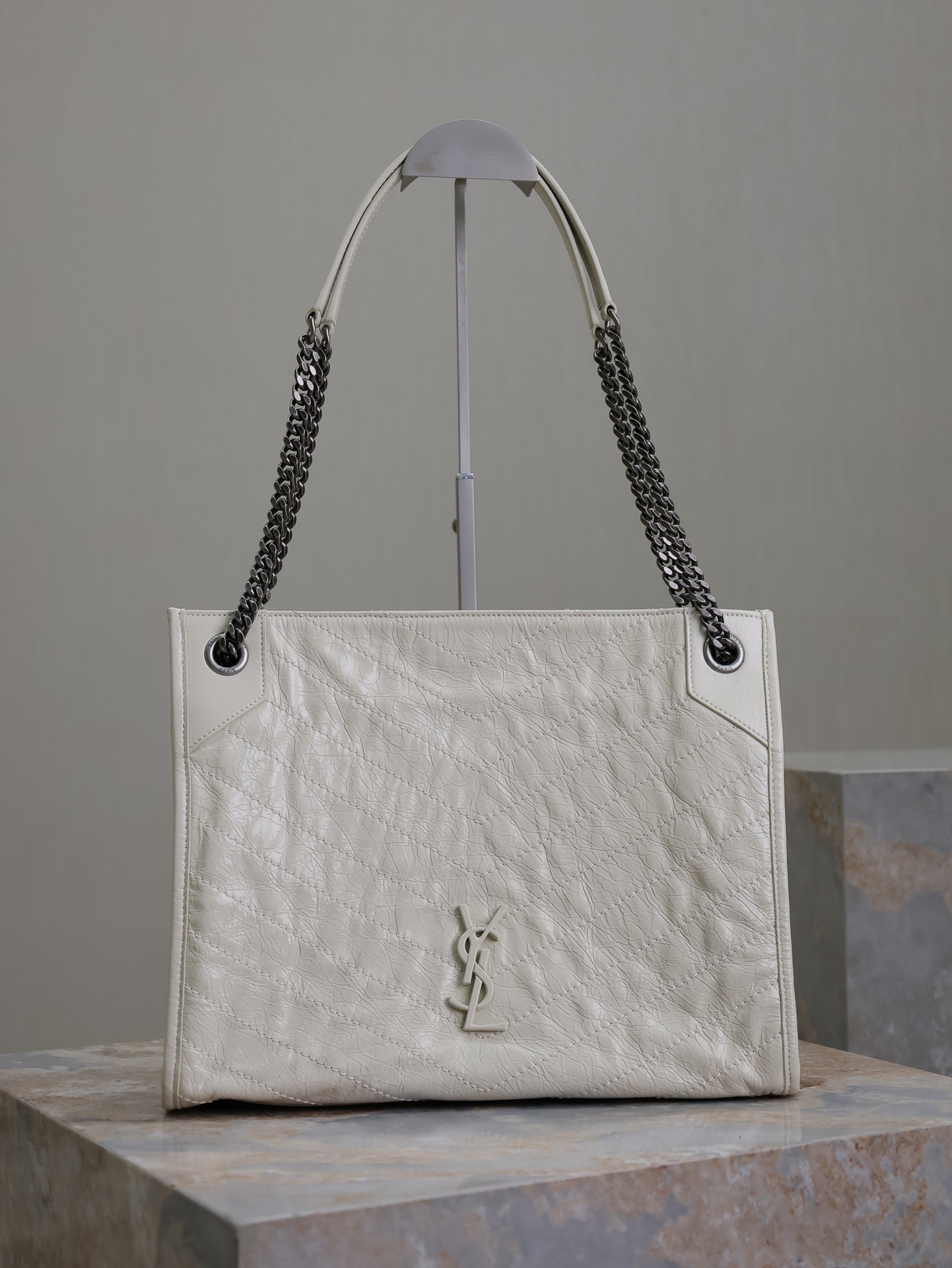 奶白·
Niki shopping bag_
意大利進口抓皺油蠟牛皮，五金是全牛皮包裹，工藝十分精湛！包袋中間有磁吸扣，保障了包包使用的安全性；內里有一拉鍊隔層及敞口插槽設計可放手機及零錢卡片，方便拿取，不會出現因為是大包而出現找不到東西的情況；包包自重非常輕，容量又足夠大，公文包、旅行包、購物袋、媽媽包隨意切換，實用性爆表！
型號：577999
尺寸：33x27x11.5cm
