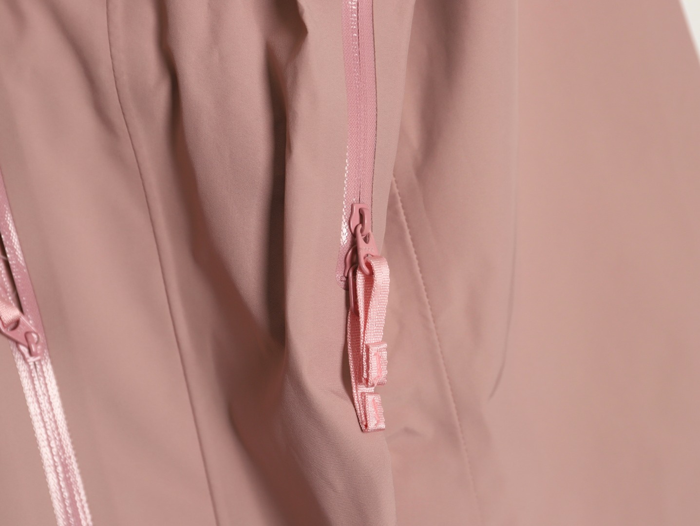 🔝ARC‘TERYX 始祖鳥 BETA LT戶外防水硬殼衝鋒衣
市場獨家全溢膠版本 一比一細節還原
YB四次壓膠工藝 整衣3D立體仿生學設計衣長臂彎 TRI-DURANCE防水防雨面料 自行區別市面先行版本 原包裝原標 全套輔料定制 整衣 腋下YKK雙向拉鍊 五金全部開模定制
R1 SIZE：S-XXL