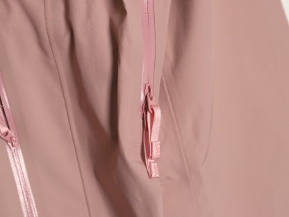 🔝ARC‘TERYX 始祖鳥 BETA LT戶外防水硬殼衝鋒衣
市場獨家全溢膠版本 一比一細節還原
YB四次壓膠工藝 整衣3D立體仿生學設計衣長臂彎 TRI-DURANCE防水防雨面料 自行區別市面先行版本 原包裝原標 全套輔料定制 整衣 腋下YKK雙向拉鍊 五金全部開模定制
R1 SIZE：S-XXL