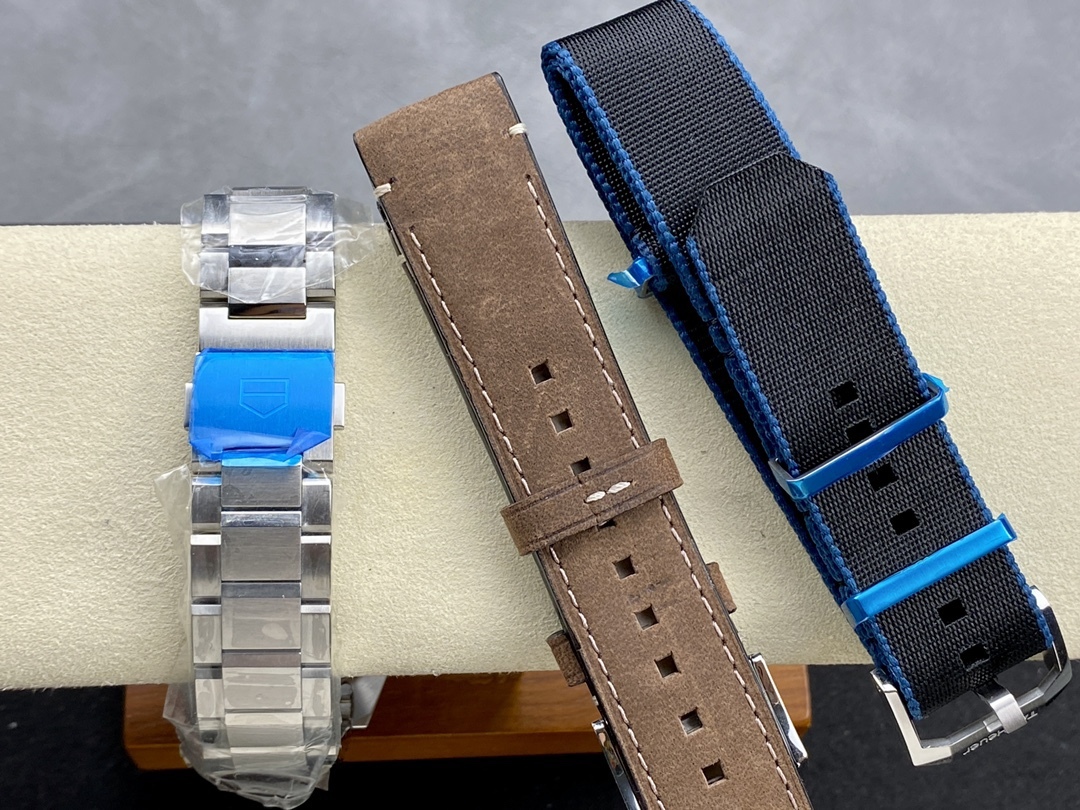 TAR年末巨獻——超級泰格豪雅系列腕表，正裝休閒兩不誤、小眾而不平庸、穩重而不失靈動，通勤的最佳首選腕表。全系均採用原裝數據打造、配件可以和原廠互換，頂級打磨 超強夜光 防水性能高達100米，超原單品質 誠意滿滿 並搭載原裝sw200機芯，歡迎品鑒！