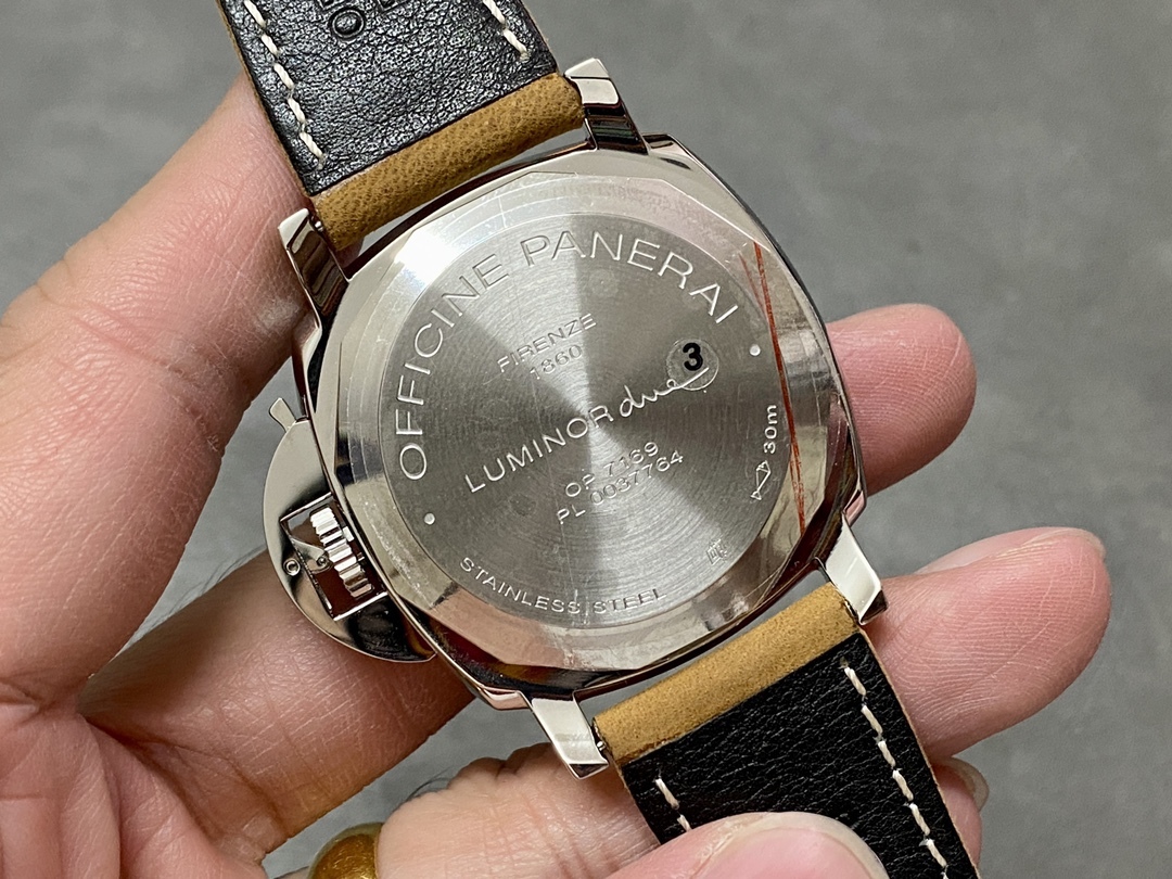 VS  沛納海 Pam904 優雅典範腕表！42mm表徑 一款適合亞洲手腕的腕表
1:表殼 一改粗曠風格 以更纖薄演繹現代優雅風範。更有親和力！
2:錶盤：碳黑鍛面 放射紋 搭配錶盤保留活力澎湃氣息，駕馭度更高！
3:底蓋：密底精鋼打磨拉絲細膩。
4:材質：316L 精鋼 強效抗蝕的 鋼合金。
小手腕福利！上手非常漂亮。