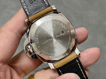 VS  沛納海 Pam904 優雅典範腕表！42mm表徑 一款適合亞洲手腕的腕表
1:表殼 一改粗曠風格 以更纖薄演繹現代優雅風範。更有親和力！
2:錶盤：碳黑鍛面 放射紋 搭配錶盤保留活力澎湃氣息，駕馭度更高！
3:底蓋：密底精鋼打磨拉絲細膩。
4:材質：316L 精鋼 強效抗蝕的 鋼合金。
小手腕福利！上手非常漂亮。