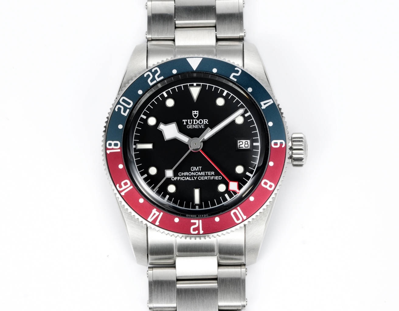 帝舵碧灣系列之格林尼治型腕表。以傳統設計融合格林尼治“可樂圈”經典，成就此復古運動的腕上佳品。
 1：完美還原41mm直徑的啞光拉絲外殼，斜邊經由拋光潤飾，不刮手，極致實現原版硬朗流暢的線條。可雙向旋轉的“紅藍可樂圈”採用陽極氧化鋁所制（材質對應原版）！
2：鏡面採用藍寶石水晶玻璃，還原正品復古懷舊的鍋蓋造型
3：此次升級錶帶表扣，微拉扣設計，同步原裝的“鉚釘”不鏽鋼錶帶，打磨精細，採用實心鏈節，兩側鏈節以鉚釘頭連接，呈現獨特的階梯形結構，錶帶邊緣及表扣圓潤不鋒利，佩戴便捷，上手舒適
