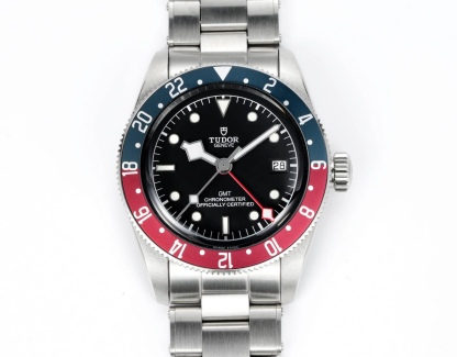 帝舵碧灣系列之格林尼治型腕表。以傳統設計融合格林尼治“可樂圈”經典，成就此復古運動的腕上佳品。
 1：完美還原41mm直徑的啞光拉絲外殼，斜邊經由拋光潤飾，不刮手，極致實現原版硬朗流暢的線條。可雙向旋轉的“紅藍可樂圈”採用陽極氧化鋁所制（材質對應原版）！
2：鏡面採用藍寶石水晶玻璃，還原正品復古懷舊的鍋蓋造型
3：此次升級錶帶表扣，微拉扣設計，同步原裝的“鉚釘”不鏽鋼錶帶，打磨精細，採用實心鏈節，兩側鏈節以鉚釘頭連接，呈現獨特的階梯形結構，錶帶邊緣及表扣圓潤不鋒利，佩戴便捷，上手舒適
