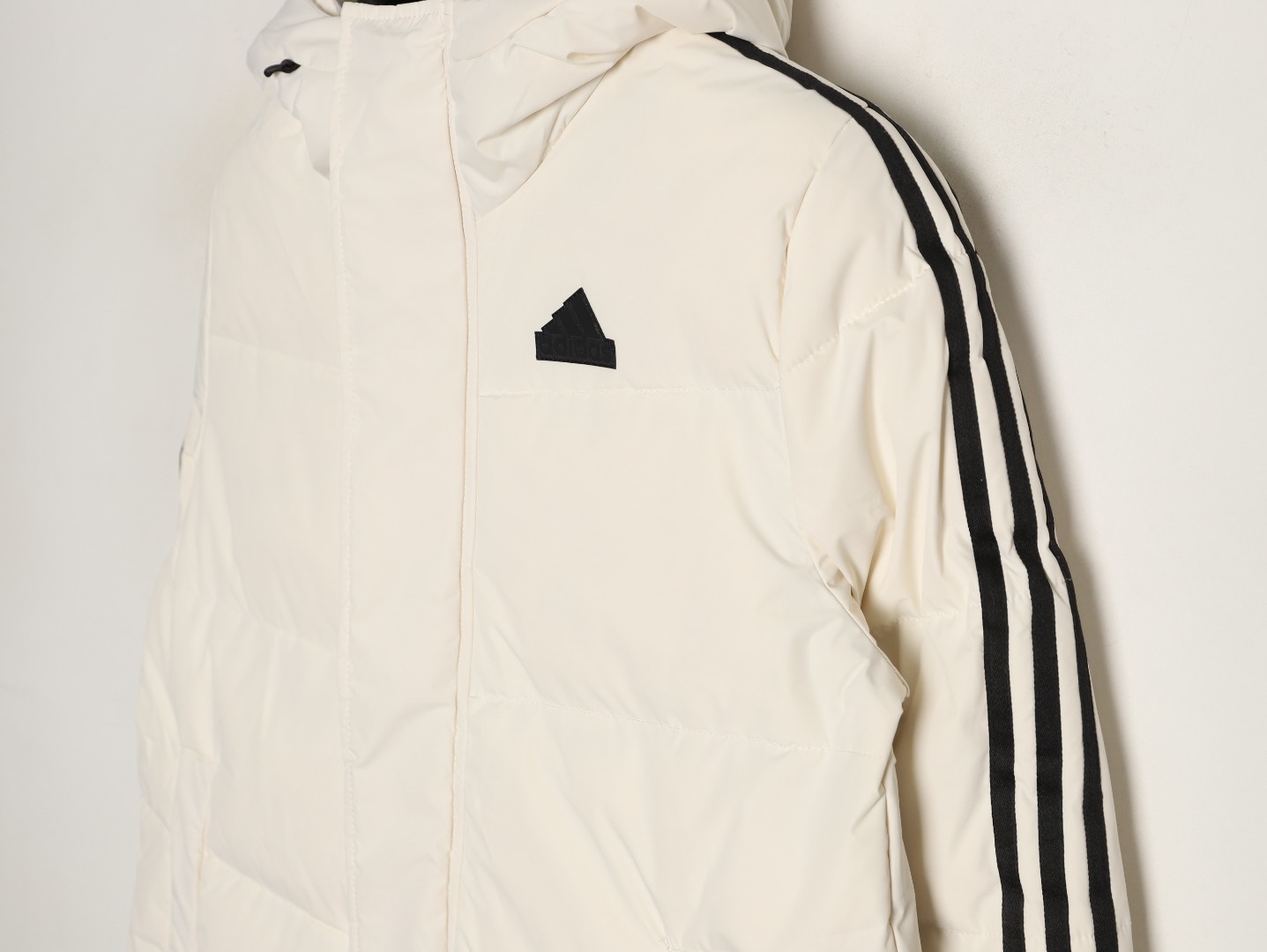 Adidas 阿迪達斯 三條槓保暖專櫃長款落肩款羽絨服
明星同款阿迪羽絨服 adidas 休閒舒適保暖長款羽絨服 男女同款  面料採用原版定制防水防靜電布料 內里採用尼龍雙層封禁設計 過膝長款設計超級保暖 分區填充300克標準80白鴨絨 蓬松度超好 輕便不厚重 拉鍊帶有定制logo 袖子側邊經典三條槓 內里配備口袋 胸前刺繡硅膠小標 清晰立體又飽滿 袖口鬆緊設計更加防風保暖 下擺按扣設計可隨意調節 方便戶外行動 寬松的版型不挑人 穿上就是行走的棉被 絲毫不懼寒冬 
L SIZE:S-XL