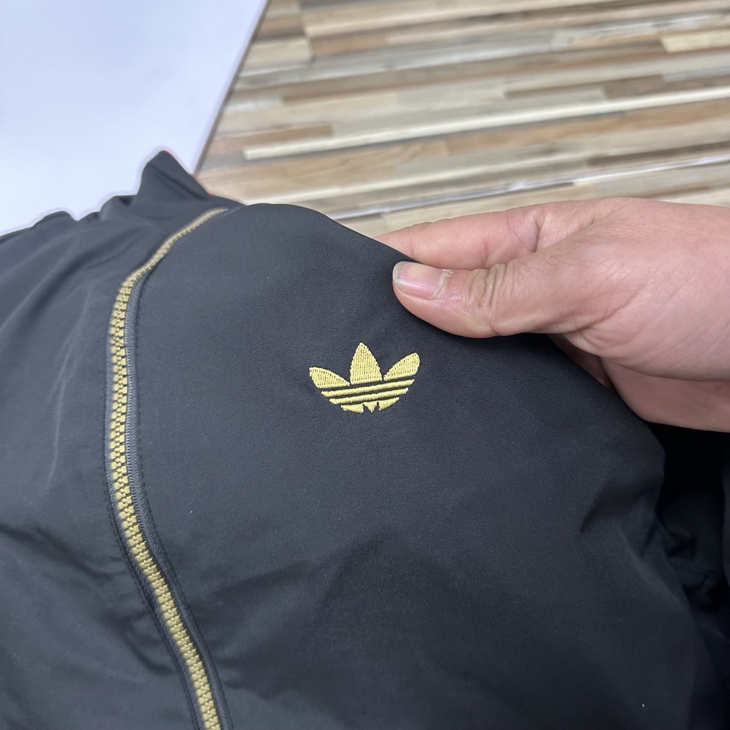 春秋季新款男士夾克外套女士外套夾克雙面穿外套紅色外套阿迪達斯三葉草外套三條槓夾克）
阿迪達斯 Adidas 三葉草兩面穿外套 
​黑紅撞色的外套在秋冬里超吸睛
​設計簡直是性價比王炸，雙面雙風格隨便切換，黑面走復古運動風，紅白條紋領撞色吸睛，側邊編織紋路藏滿細節

後背還有彩色刺繡三葉草，潮得毫不費力，紅面是經典白條紋款，簡約亮眼還巨顯白，
做工細節直接拿捏，全身細密鎖邊走線，針腳勻得找不出一根歪線，側邊編織紋路是規整手工走線，穿再久都不會松垮開線，

五金輔料更是誠意滿滿，領口織帶包边厚实挺