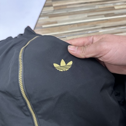 春秋季新款男士夾克外套女士外套夾克雙面穿外套紅色外套阿迪達斯三葉草外套三條槓夾克）
阿迪達斯 Adidas 三葉草兩面穿外套 
​黑紅撞色的外套在秋冬里超吸睛
​設計簡直是性價比王炸，雙面雙風格隨便切換，黑面走復古運動風，紅白條紋領撞色吸睛，側邊編織紋路藏滿細節

後背還有彩色刺繡三葉草，潮得毫不費力，紅面是經典白條紋款，簡約亮眼還巨顯白，
做工細節直接拿捏，全身細密鎖邊走線，針腳勻得找不出一根歪線，側邊編織紋路是規整手工走線，穿再久都不會松垮開線，

五金輔料更是誠意滿滿，領口織帶包边厚实挺