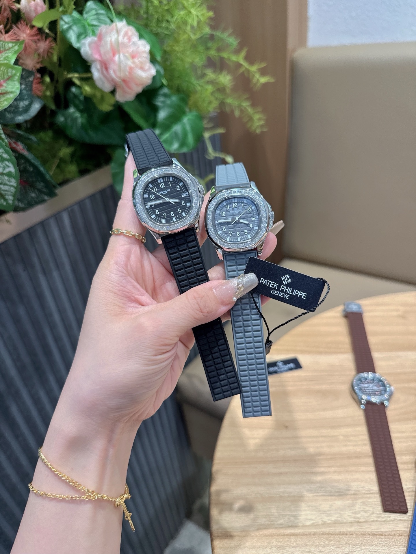 
百达翡麗  5067A 手雷 石英女表 PATEK PHILIPPE--5067A全系列石英腕表，帶來全網最佳的復刻產品和極致體驗，確保還原正品般的舒適感，尺寸35.6X7.7mm 圓潤的八角形表殼與原裝一致，走時穩定，續航持久，性價比超高。