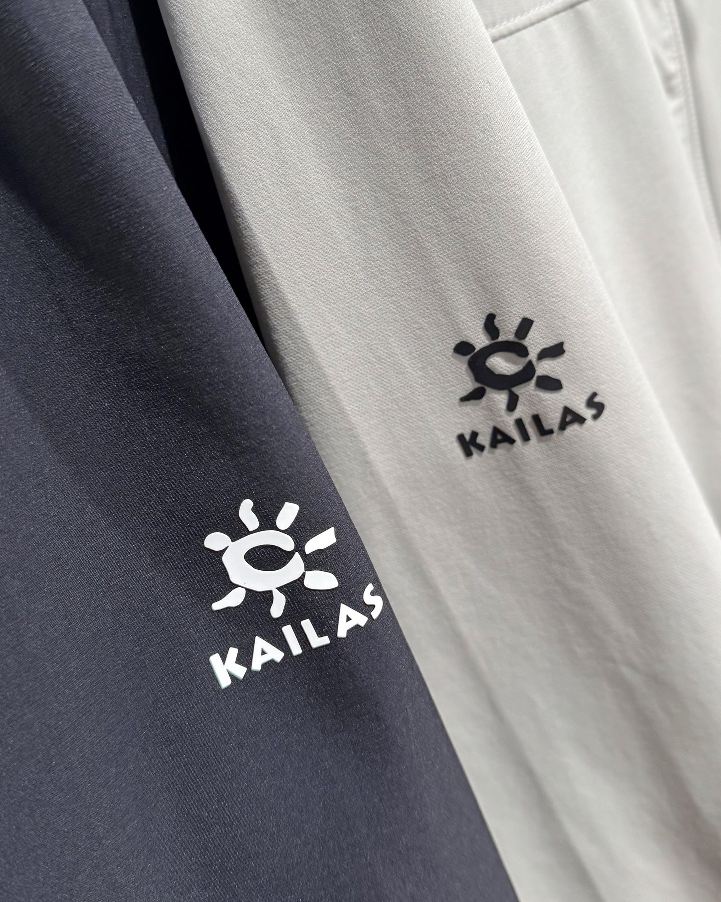 KAILAS‌/凱樂石春秋薄款輕量化衝風衣上衣外套】輕裝上陣！風雨無阻！

解鎖春秋戶外自由！輕到能揣進包里，卻能扛住風雨突襲！

極致輕量化面料，告別臃腫，上身輕若無物，跑步、騎行不束縛，戶外通勤也能利落有型！

透氣膜科技，運動時快速排汗，避免悶熱黏膩，春秋穿剛剛好！

立領剪裁護住脖頸，阻擋冷風灌入！

戶外級耐造，耐磨抗撕裂，口袋拉鍊防掉物，細節拉滿，徒步、騎行都穩！

極簡純色，內搭衛衣、T恤都好看，日常出街也能穿出高級感！

顏色:岩石灰  神秘黑
尺碼:L-3xL
L碼：   胸