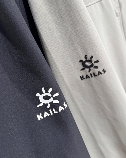 KAILAS‌/凱樂石春秋薄款輕量化衝風衣上衣外套】輕裝上陣！風雨無阻！

解鎖春秋戶外自由！輕到能揣進包里，卻能扛住風雨突襲！

極致輕量化面料，告別臃腫，上身輕若無物，跑步、騎行不束縛，戶外通勤也能利落有型！

透氣膜科技，運動時快速排汗，避免悶熱黏膩，春秋穿剛剛好！

立領剪裁護住脖頸，阻擋冷風灌入！

戶外級耐造，耐磨抗撕裂，口袋拉鍊防掉物，細節拉滿，徒步、騎行都穩！

極簡純色，內搭衛衣、T恤都好看，日常出街也能穿出高級感！

顏色:岩石灰  神秘黑
尺碼:L-3xL
L碼：   胸