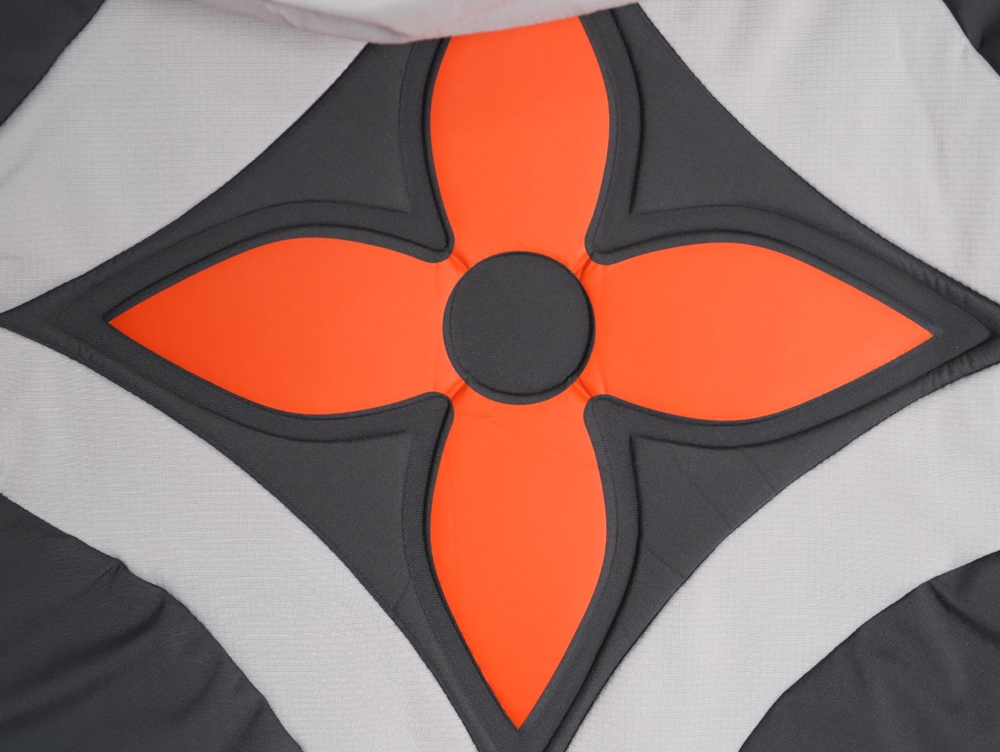 Louis Vuitton/路易威登 25Fw 滑雪系列花卉雙拉鍊連帽羽絨服
定制5合1防絨密織與3合1雙線防絨格紋料，新國標90白鴨絨，充絨飽滿，極致禦寒。 電腦機械充絨，精准計算克重，數字稱重，確保蓬松均勻。進口機刺繡，精密控制，線條流暢細膩。壓花復合，電腦掃描對位，特製膠水固化，粘接牢固。 膠漿印花，三次網板修改，烘烤固色，圖案持久。3D立體絎縫，數控分隔，防止羽絨結塊移位。
A Size:46-52