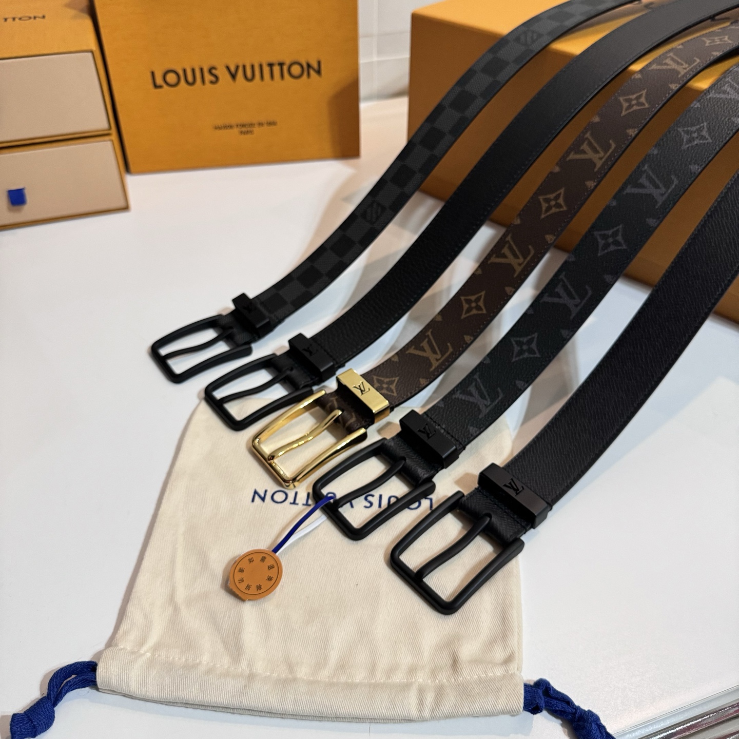 
寬度：3.5cm Frog 雙面腰帶以創意筆觸展現千禧潮流風範，巧妙致敬鄉村搖滾文化。做舊皮革令 Damier 格紋流露復古韻致，圓潤方形搭扣回溯品牌經典硬箱元素🆚