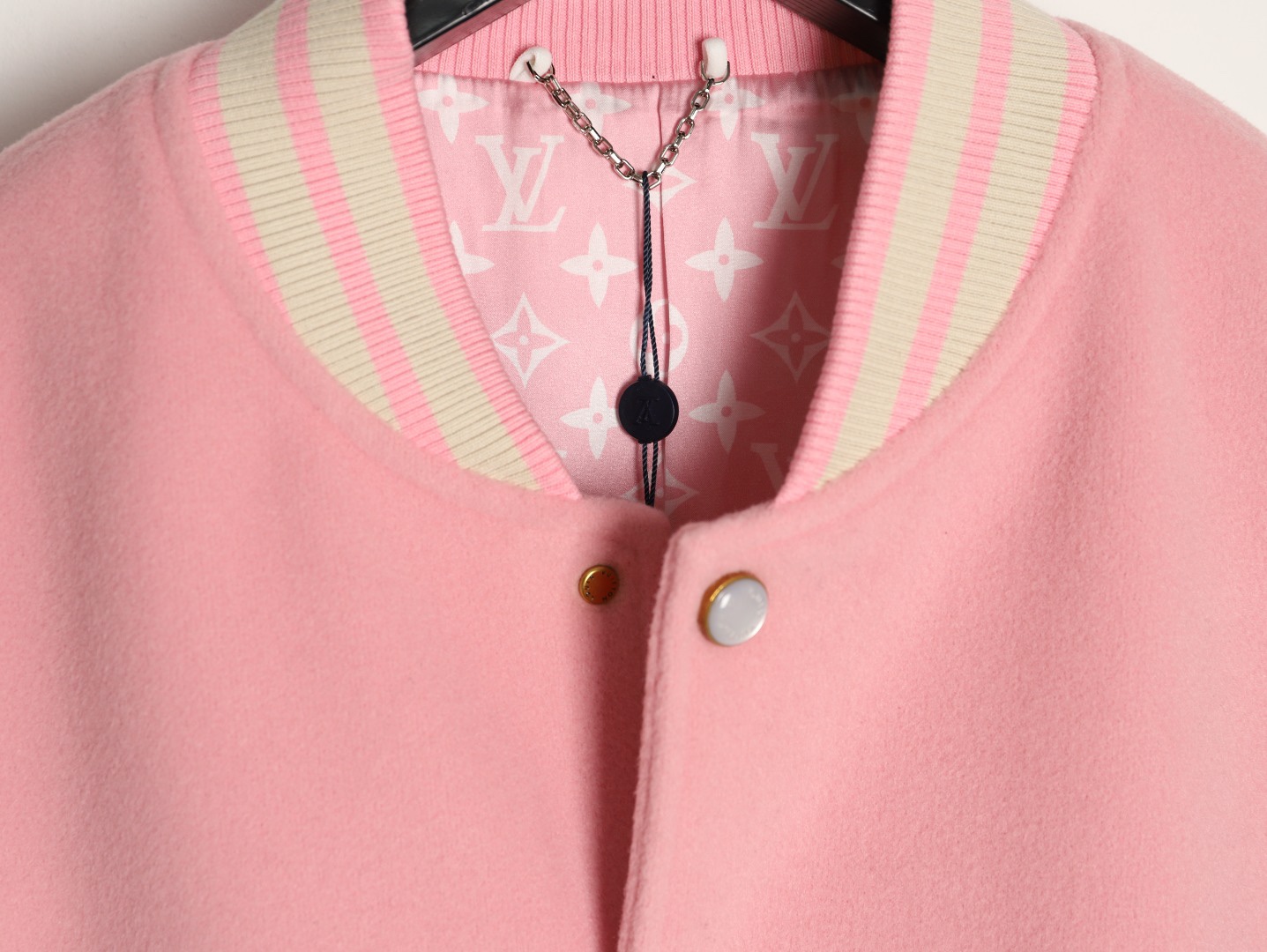 LOUIS VUITTON/路易威登LV 拼色皮袖棒球服外套
對不起讓你們久等了，拿到正品就開始張羅這件衣服所有的事情！
單單面料來講我就定做了一個多月，顏色成分一比一的還原！面料成分有%65的羊毛，%15天然絲%10的氨綸%10絨⚠️混合定織而成，總的克重有900多克！還有最為關鍵的是它的色牢度，絕對不會褪色！袖子用的澳洲進口小牛皮，加工定型，上色，水洗，紋路保留了原有的顆粒結構！厚實飽滿圓潤！
刺繡使用進口毛巾繡機器，先把每個圖案繡在毛詹上，在用紅外線激光雕刻出來，再有縫紉機進行固定，