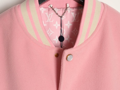 LOUIS VUITTON/路易威登LV 拼色皮袖棒球服外套
對不起讓你們久等了，拿到正品就開始張羅這件衣服所有的事情！
單單面料來講我就定做了一個多月，顏色成分一比一的還原！面料成分有%65的羊毛，%15天然絲%10的氨綸%10絨⚠️混合定織而成，總的克重有900多克！還有最為關鍵的是它的色牢度，絕對不會褪色！袖子用的澳洲進口小牛皮，加工定型，上色，水洗，紋路保留了原有的顆粒結構！厚實飽滿圓潤！
刺繡使用進口毛巾繡機器，先把每個圖案繡在毛詹上，在用紅外線激光雕刻出來，再有縫紉機進行固定，