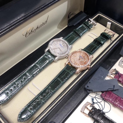 （NL）2025最新款滿天星   原裝搭配美洲鰐魚錶帶 搭配原莊進口日本9015機芯 蕭邦（HAPPY DIAMONDS）作為蕭邦最暢銷的系列一直以細膩的手法詮釋蕭邦標誌性靈動鑽石的概念，此系列作品柔美而時尚，都說男戴萬國女戴蕭邦 有金（進）有鑽（賺）寓意也很好。錶盤內的鑽石滾珠可自由滑行轉動，時來運轉 財運滾滾，讓每一位女性都以最迷人的造型驚艷世人。 這次給大家帶來的蕭邦快樂鑽系列 這次給大家帶來的蕭邦快樂鑽系列 是肖邦旗下最具代表性的腕表 最有特色的夾層玻璃的7顆，7顆鑽石產生自旋 猶如舞蹈