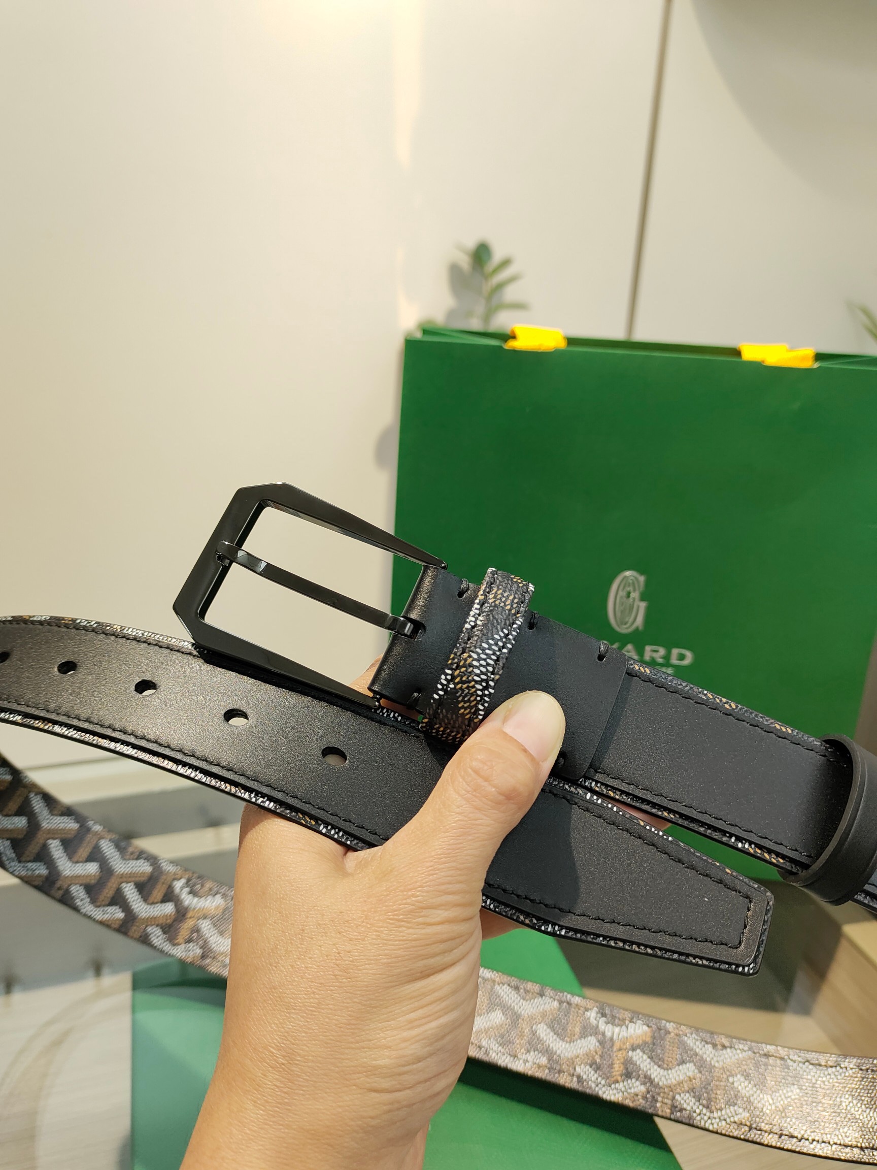 
Goyard(戈雅)腰帶源於法國奢侈品牌，設計風格簡約低調，腰帶身有標誌性帆布搭配進口頭層牛皮，腰帶扣採用簡約精品鋼扣，延續品牌的低調奢華，帶身寬度3.4CM，適用商務休閒日常佩戴。