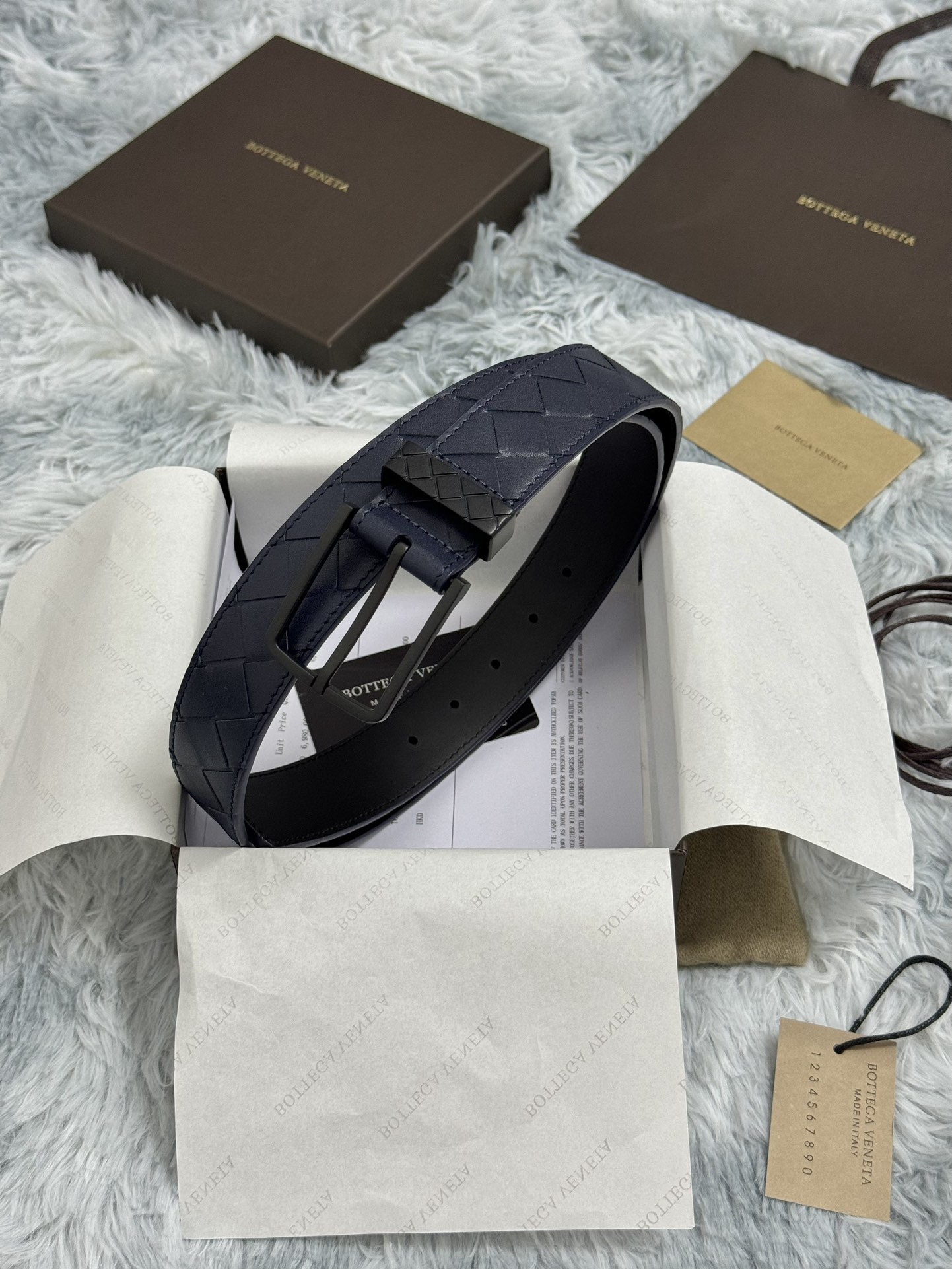 BOTTEGA VENETA   3.5cm   
手工編織牛皮經典之作
每個細節都體現出至高的品味和格調
整體造型增添優雅韻味  
低調奢華的典範
優雅迷人氣息
精緻的手工藝製作。