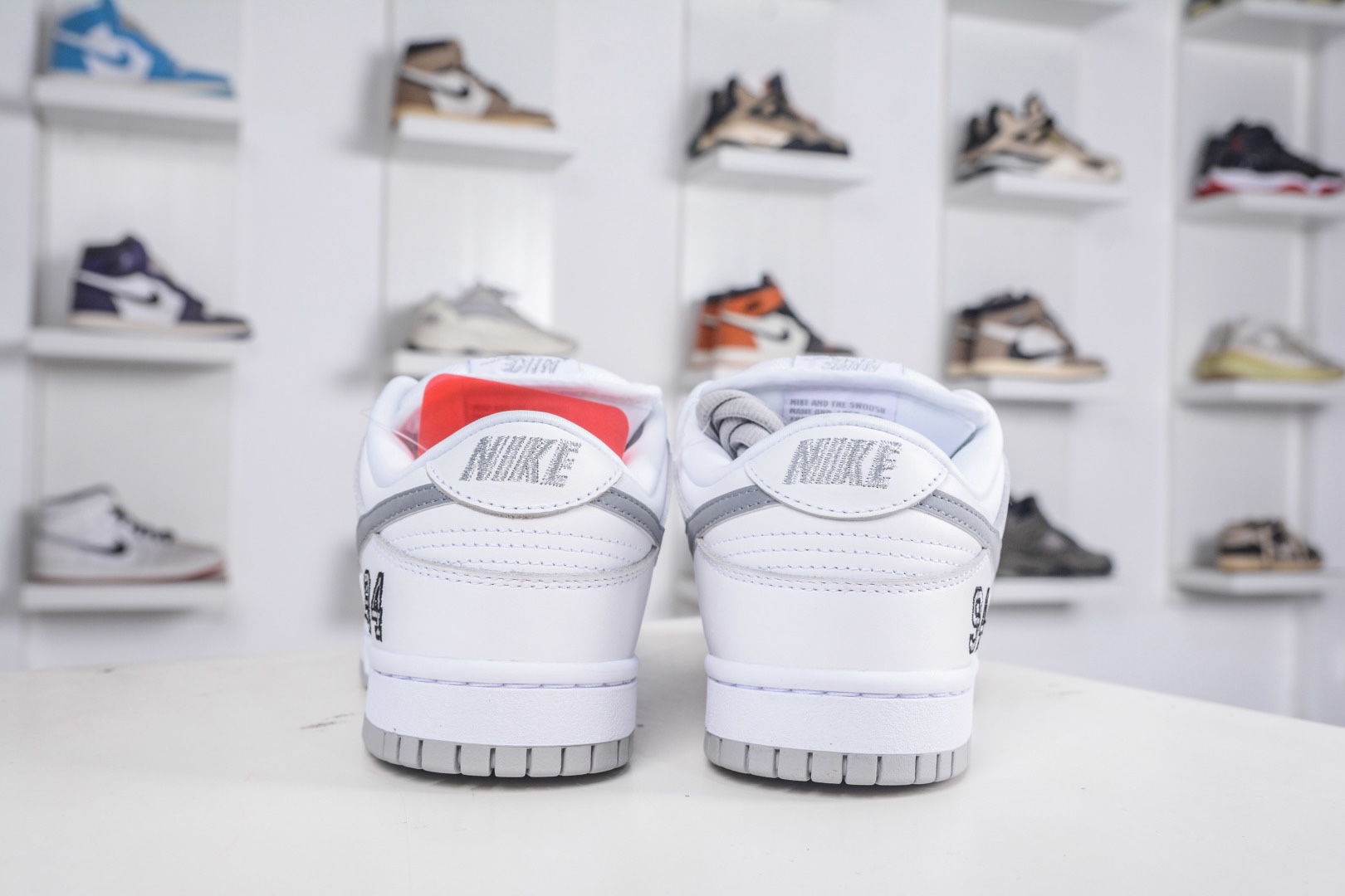 Supreme x Nk Dunk SB Dunk Low 聯名亞洲限定白灰
貨號:HQ8487 100
SIZE：36 36.5 37.5 38 38.5 39 40 40.5 41 42 42.5 43 44 44.5 45 46