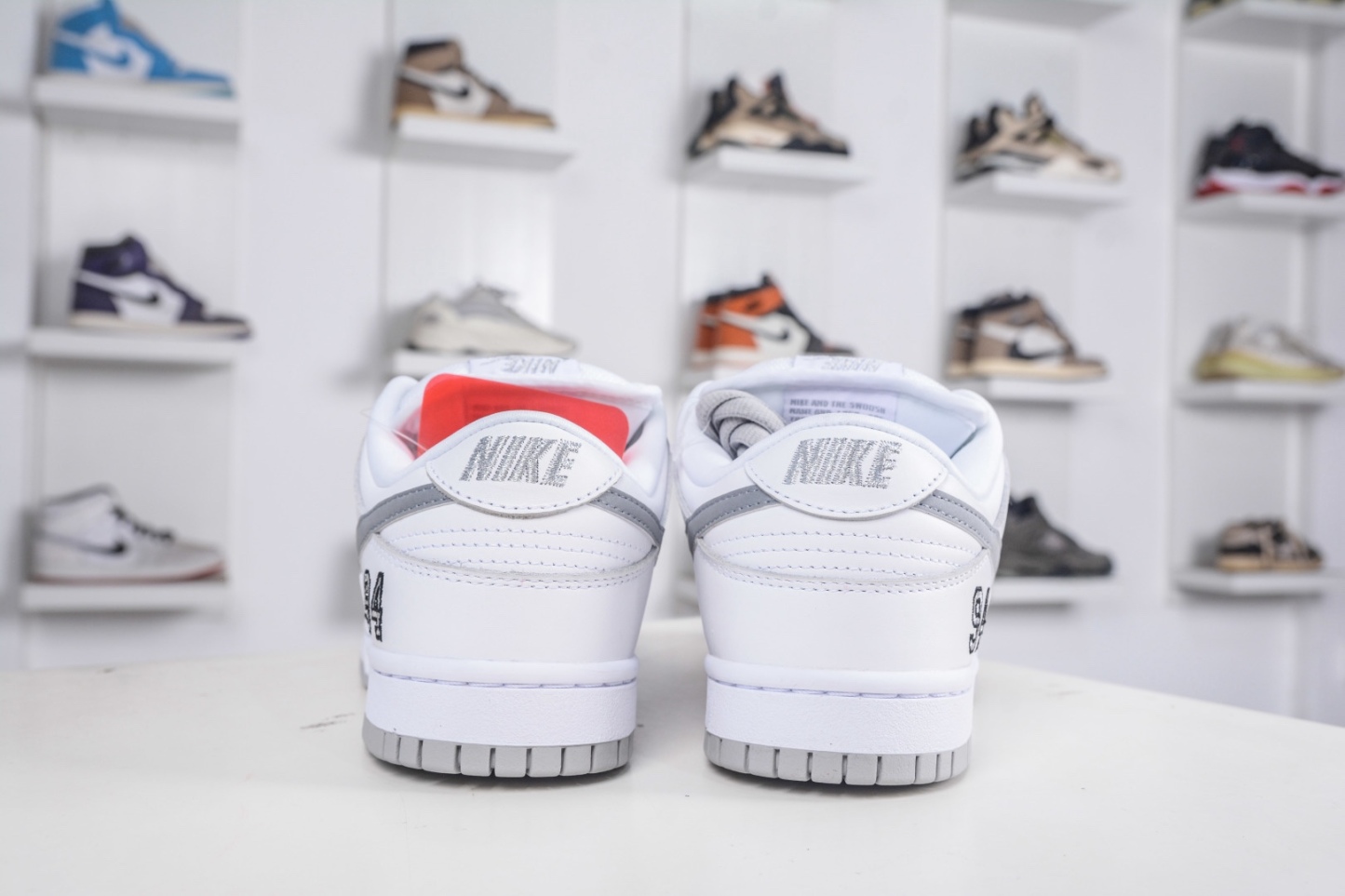 Supreme x Nk Dunk SB Dunk Low 聯名亞洲限定白灰
貨號:HQ8487 100
SIZE：36 36.5 37.5 38 38.5 39 40 40.5 41 42 42.5 43 44 44.5 45 46