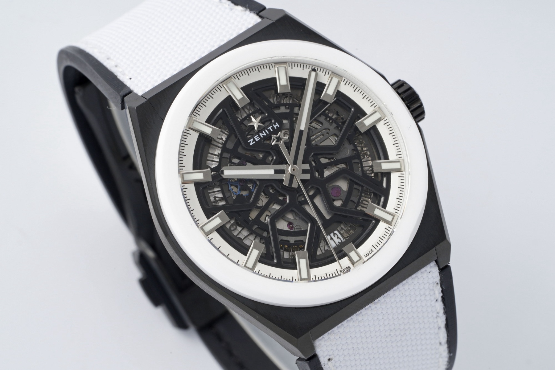 L真力時DEFY系列全新升級版，殼身 頭粒 機芯 表扣等均做了升級調整。一款根據路虎標誌性花輪轂設計而成的高顏值鏤空腕表。

原裝開模鑄造，極致還原表殼的每一處細節打磨倒角，盡顯原裝菱角分明、堅毅果敢的陽剛氣質。完美的41mm表經，適配大眾男性手寸，正裝休閒兩不誤。根據汽車輪轂設計而成的五角星錶盤，未來概念感十足。同步官網新款五角星折疊扣，搭載定製版Cal.670sk全自動機械機芯，鏤空日曆的大小與位置、機芯夾板、齒輪、五角星陀皆按原版機芯數據拆解鍛造而成。

LF臻品 陳奕迅Eason同款，時尚前衛、