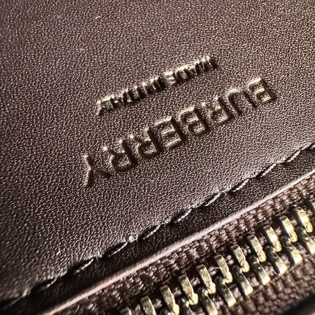 0  B家最新版型立挺的「TB 專屬標識鎖扣包」，選用意大利鞣制粒紋皮革打造，搭配緝明線設計，鎖扣裝飾 Thomas Burberry 靈感專屬標識，可肩背、斜背或打造手拿包造型。
21 x 6 x 16cm❤️型號3311