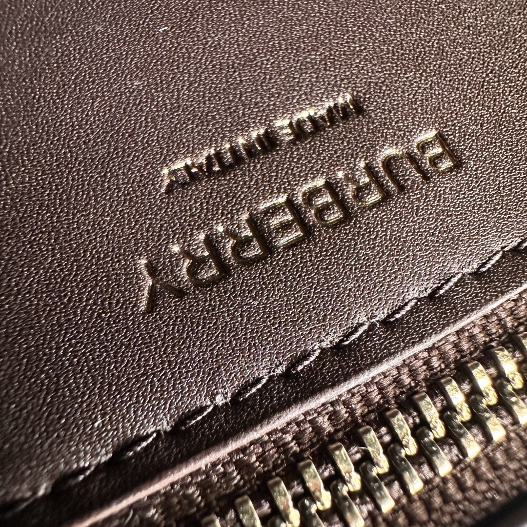 0  B家最新版型立挺的「TB 專屬標識鎖扣包」，選用意大利鞣制粒紋皮革打造，搭配緝明線設計，鎖扣裝飾 Thomas Burberry 靈感專屬標識，可肩背、斜背或打造手拿包造型。
21 x 6 x 16cm❤️型號3311