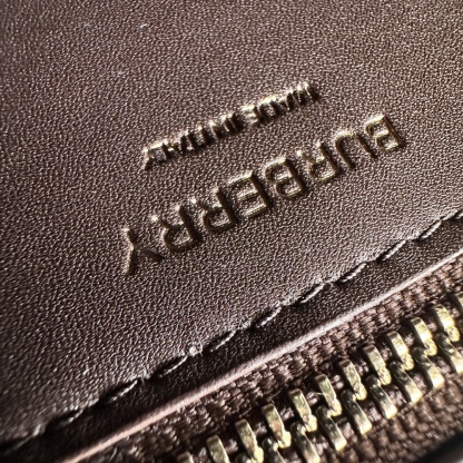 0  B家最新版型立挺的「TB 專屬標識鎖扣包」，選用意大利鞣制粒紋皮革打造，搭配緝明線設計，鎖扣裝飾 Thomas Burberry 靈感專屬標識，可肩背、斜背或打造手拿包造型。
21 x 6 x 16cm❤️型號3311