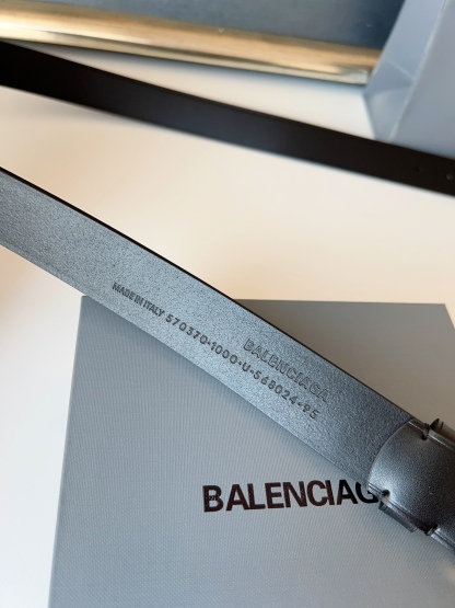 巴黎世家（Balenciaga）寬度3.0cm 是法國的奢侈品牌，作為時尚界最具影響力品牌之一的地位。設計師源於：都市時尚潮流獨特的設計風格，採用進口小牛皮製作；搭配純銅復古五金，使其更具魅力。值得擁有的百搭精品！