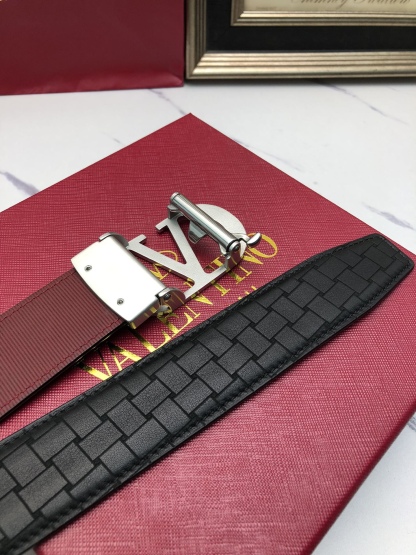 華倫天奴：原單頭層牛皮燙印花紋面，內襯頭層小牛皮底，搭配原單自動扣，可裁剪的自動帶，此款腰帶面雙採用意大利原定廠制進口牛皮帶身 ，對專版櫃足寬3.5