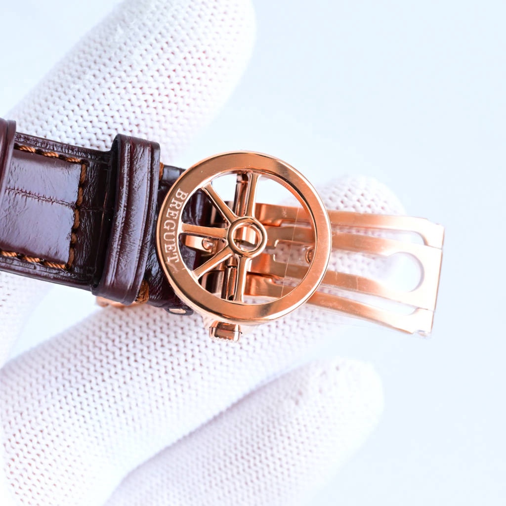 CF新品發佈會，寶璣-Breguet
航海MARINE航海系列5517款腕表，航海天文鐘的起源作品，“時計本是兵家利器”說的就是這款腕表，鐘錶界的巨作。工廠全面抄寫原裝數據，98%還原殼型字面，彰顯原裝優雅硬朗的氣質，原裝同款777A自動機械機芯，鐫刻獨立編號與寶璣先生簽名。直徑40毫米。正反均為藍寶石防刮玻璃，旋入式防水錶冠。實測防水深度100米。搭配飾有太陽放射紋錶盤，配裝進口鰐魚皮錶帶，以零頭的價格給您帶來原裝超值體驗。