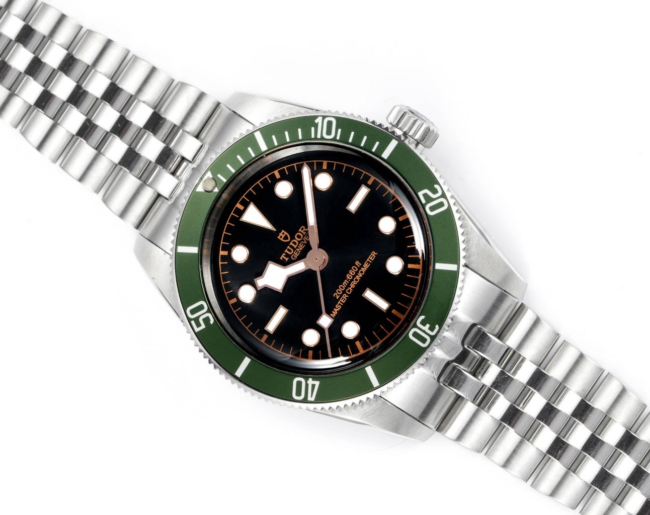 帝舵 TUDOR   碧灣系列對於帝舵來說，無疑是一個龐大的產品線，在今年推出了一隻全新的單色碧灣，以絕對的實力被認為是勞力士無歷黑水鬼的平替！今年推出的這只全新單色碧灣，也迎來了碧灣第三次制表科技和煥新美學風格上的革新。
1.新款碧灣迎來新的改革，升級夜光珠，而正品同步凹入式，搭配的是圓拱形藍寶石表鏡，更顯復古感📸 
2.腕表採用不鏽鋼材質打造表殼，經過精細的磨光與磨砂處理，呈現出獨特的質感和光澤度。同勞力士水鬼一樣，表殼採用41毫米尺寸，也是沿襲了“原版”碧灣的直徑，既適合日常佩戴，又能展現出