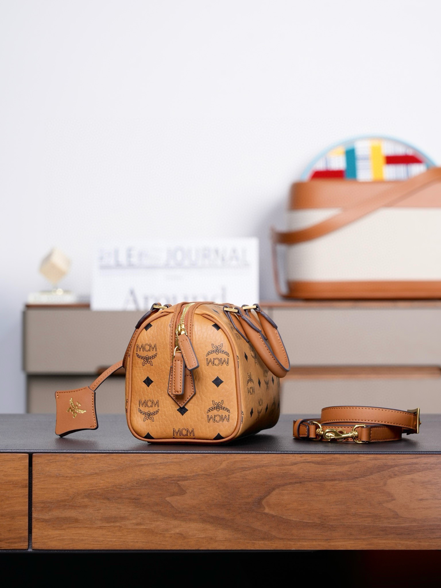 ®全新升級®官網同步
𝙈𝘾𝙈 𝙀𝙡𝙡𝙖 𝘽𝙤𝙨𝙩𝙤𝙣
乾邑色𝙎𝙢𝙖𝙡𝙡#波士頓枕頭包

·CP獨家出品｜乾邑色
這款Visetos波士頓包採用天然Nappa皮革飾邊、皮革吊牌及掛鎖設計。
這款小號Ella波士頓包誕生於慕尼黑的黃金時代，是一款日用肩背包。皮革吊牌及雕花Logo金屬掛鎖的設計靈感源自品牌的旅行傳統，直接取材於品牌的經典旅行箱。

型號：MWBFAEA03PZ001
尺寸：25*14*16cm
肩帶：可調節93-109cm
開合：拉鍊式
顏色：乾邑色/