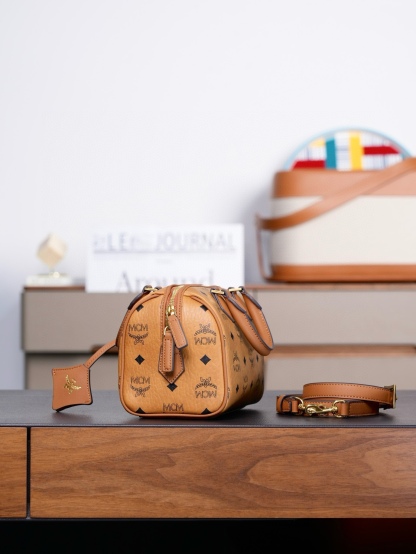 ®全新升級®官網同步
𝙈𝘾𝙈 𝙀𝙡𝙡𝙖 𝘽𝙤𝙨𝙩𝙤𝙣
乾邑色𝙎𝙢𝙖𝙡𝙡#波士頓枕頭包

·CP獨家出品｜乾邑色
這款Visetos波士頓包採用天然Nappa皮革飾邊、皮革吊牌及掛鎖設計。
這款小號Ella波士頓包誕生於慕尼黑的黃金時代，是一款日用肩背包。皮革吊牌及雕花Logo金屬掛鎖的設計靈感源自品牌的旅行傳統，直接取材於品牌的經典旅行箱。

型號：MWBFAEA03PZ001
尺寸：25*14*16cm
肩帶：可調節93-109cm
開合：拉鍊式
顏色：乾邑色/