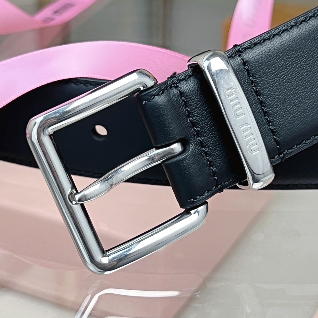 這款皮革腰帶設計簡約而優雅，腰帶環伴以Miu Miu徽標。雙面進口小牛皮 金屬搭扣 腰帶環飾激光雕刻徽標
寬度: 3.5cm
