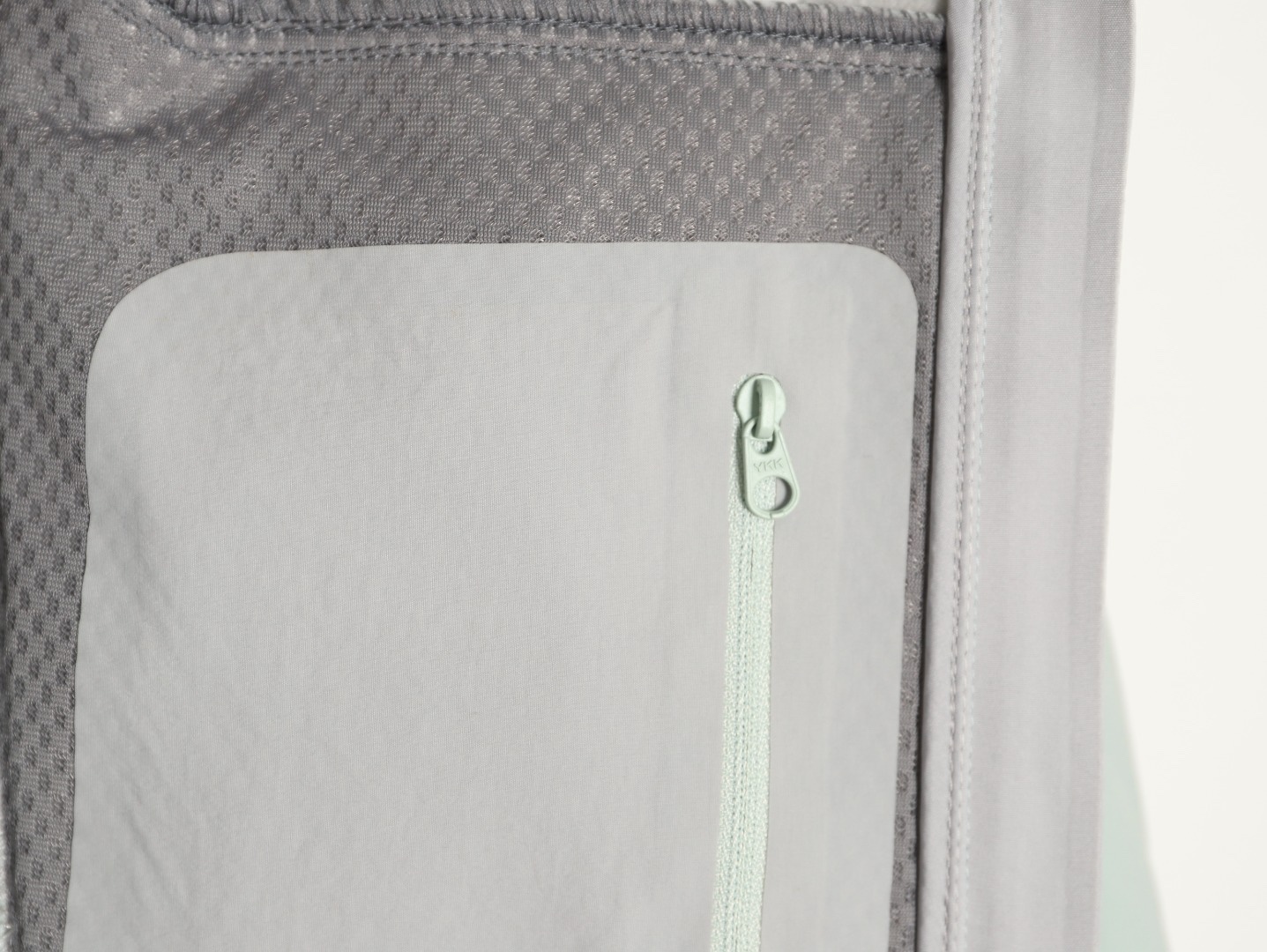 🔝KAILAS 凯乐石 M8 IC 运动户外登山徒步防风防泼保暖透气薄绒软壳拉链外套

某物在售同款 市面最好的货！ 全身压胶工艺 内里薄绒与鸟家伽马MX版型做工设计基本一致！

kailas自研科技面料 外层防风防水防冰内里采用中空保暖面料 立体薄绒 轻盈亲肤 保暖透气 有效抵挡在户外遇到的任何情况！ 前胸贴合口袋压胶 腋下一整片裁片的平车走线加压胶工艺 防止湿气冷气入侵的时候 衣服表面更加平整 大厂精湛做工 无可挑剔！
 3D风雪帽加中高帽领的设计 更有效防护颈部脸部冷风灌入且不遮挡视线