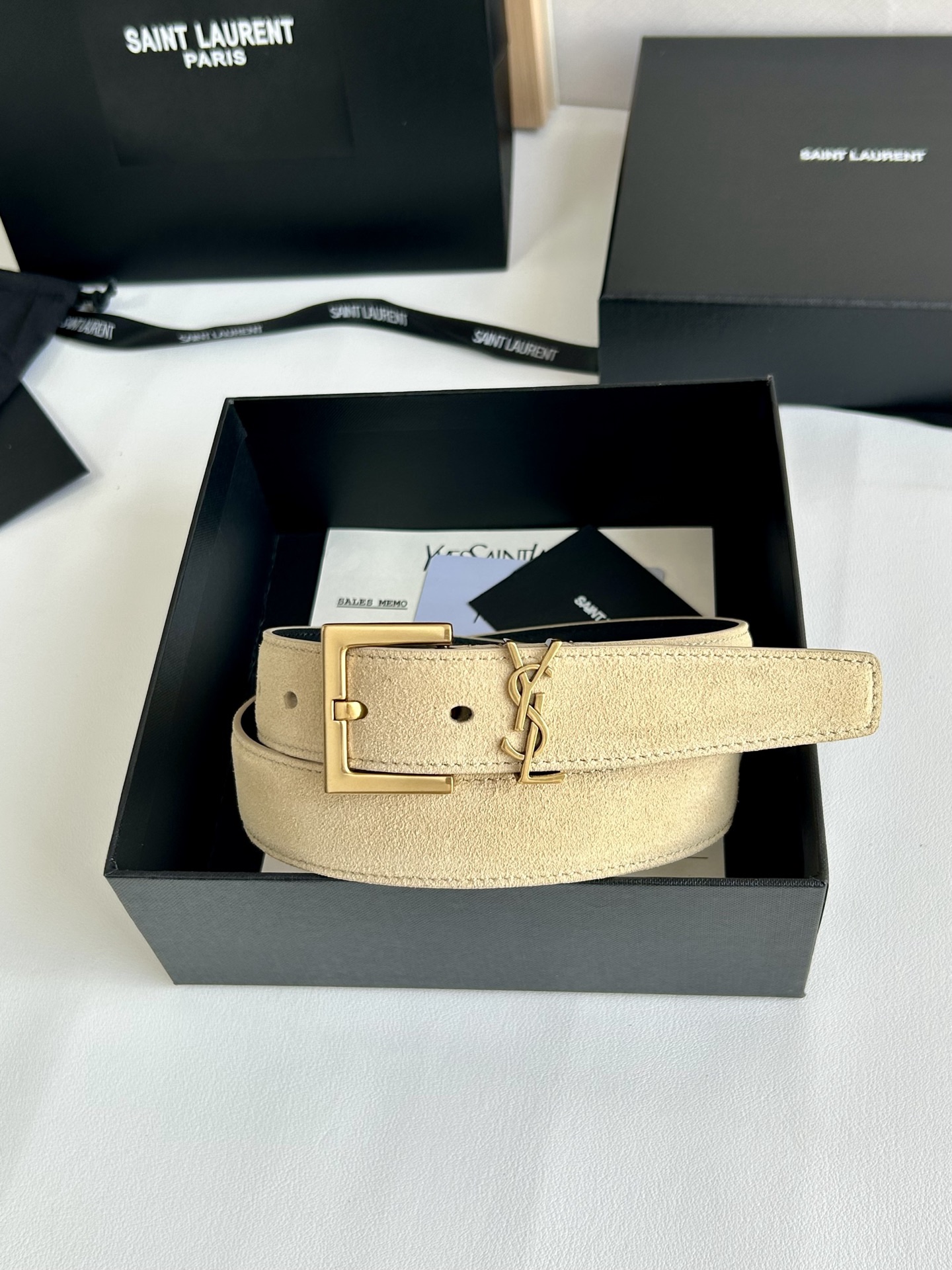 聖羅蘭 女士腰帶，進口小牛皮 配以CASSANDRE 標識腰帶環。古銅色金銀五金可選。精緻優雅的設計，寬度3.0cm