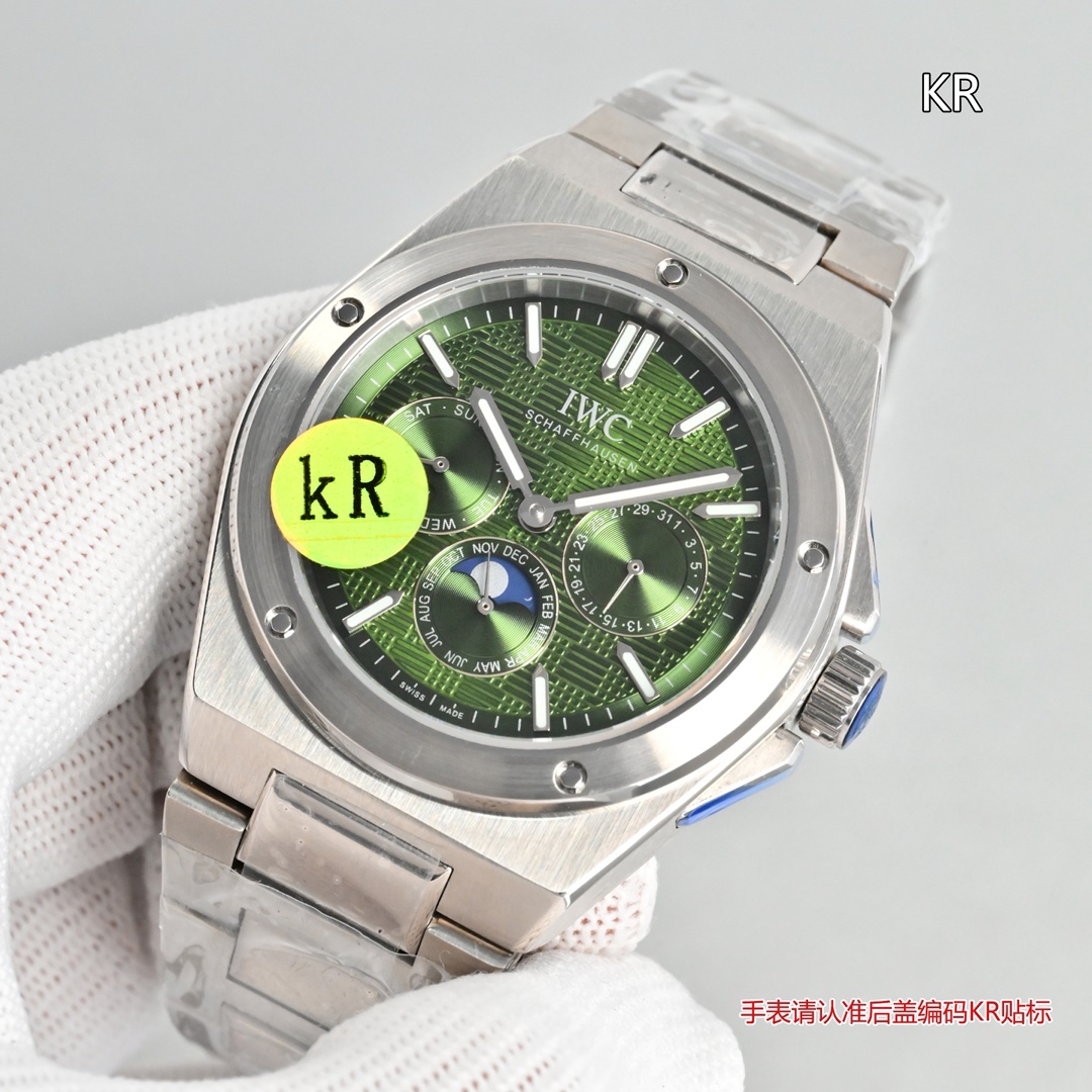 KR新品  萬國工程師系列萬年曆腕表，復刻界最複雜的腕表，所有功能同步原裝，所有功能調節通過把頭控制.
1⃣️【功能介紹】3點鐘位置顯示日曆，9點鐘位置顯示星期，6點鐘月份月相指針顯示。

2⃣️【做工精細】外殼採用原版同樣的三件套結構，中間拉絲，上下殼為拋光，鏡面採用高成本的鍋蓋形藍寶石，使其質感提升。

3⃣️【機芯性能】尺寸41.6mm,機芯採用天津機芯改82600，高效穩定，動力時間長達72小時以上，進行加裝複雜的萬年曆模塊，而且同步所有功能實現同步原裝通過把頭調節。

